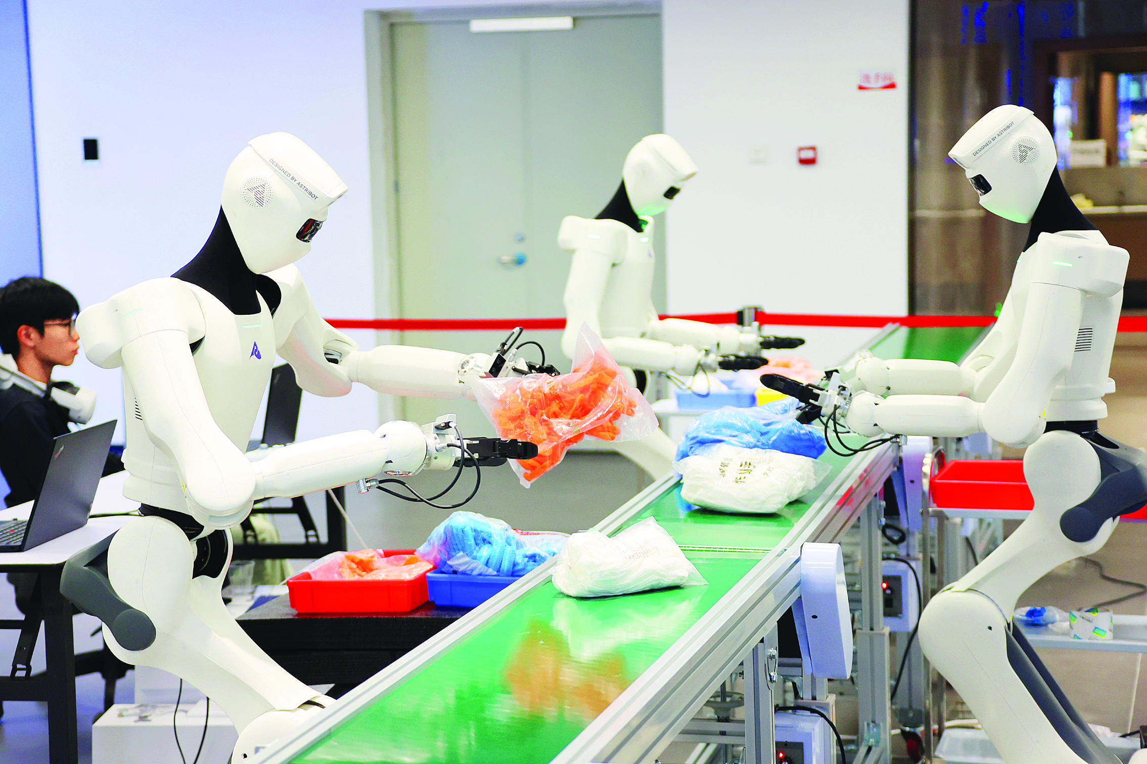 <p>    惠州市惠阳区惠阳异构具身智能训练场，机器人数据采集员训练人形机器人模拟人类动作快速在传送带上分拣物品。</p>