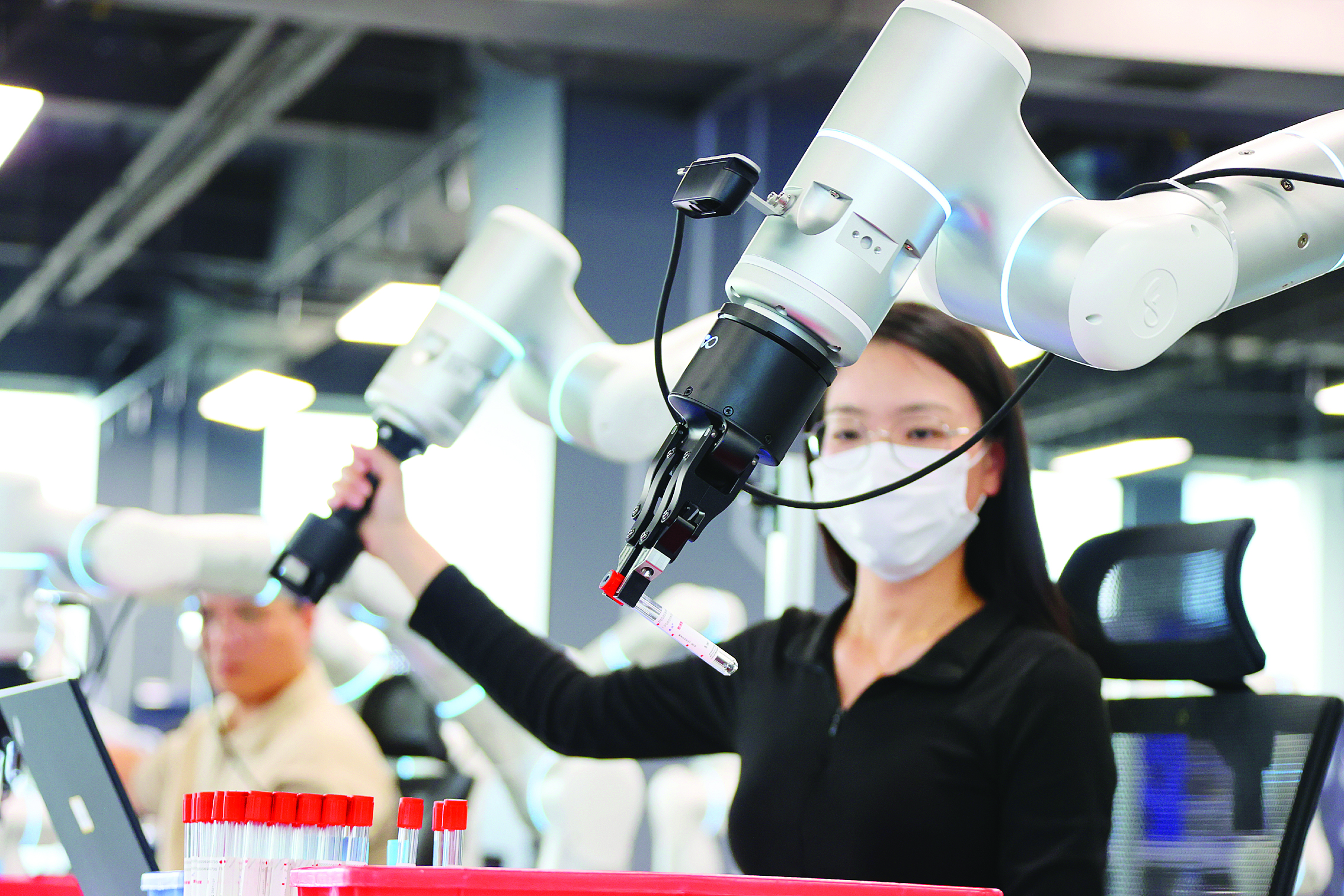 <p>    机器人数据采集员在训练人形机器人模拟医务工作者做血液检测试验，并采集相关数据。未来这些机器人可能成为医疗行业特殊岗位工作者。</p>