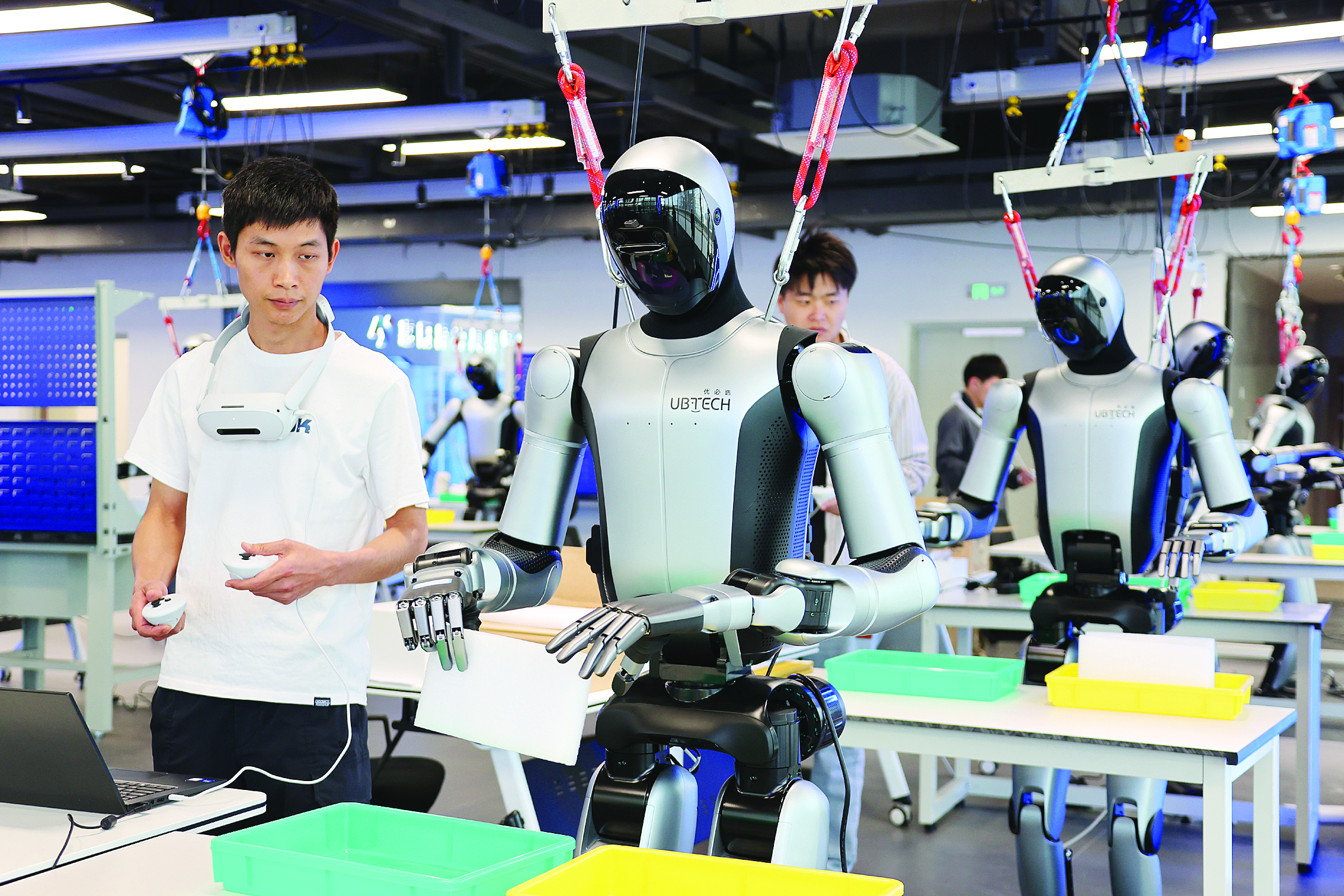 <p>    机器人数据采集员紧盯人形机器人数据采集训练的每一个细节，确保采集的数据精准可用。</p>