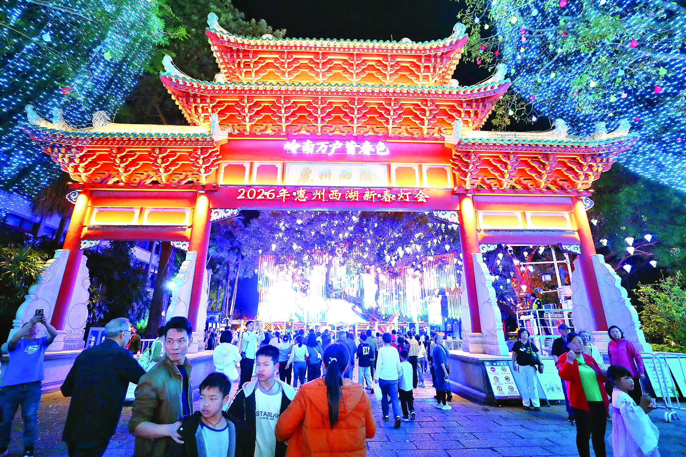     惠州供电为惠州西湖新春灯会提供稳定电力供应。