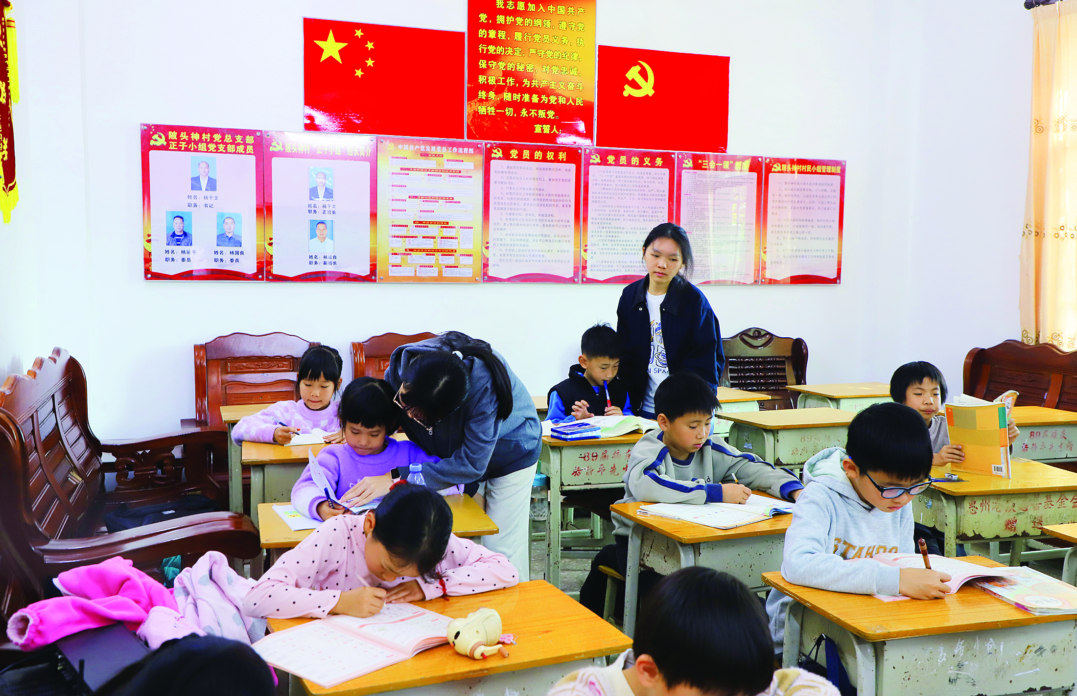     大学生在辅导孩子们学习。 惠州日报记者李燕文 摄