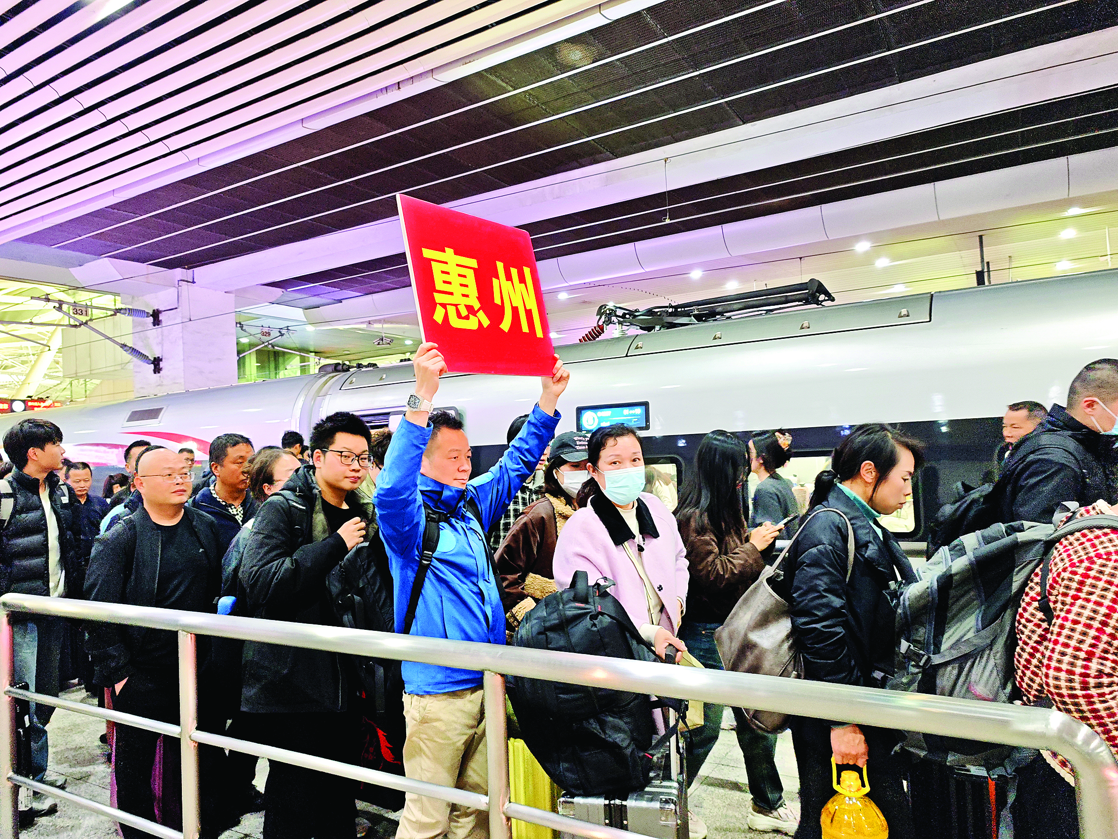     2月26日晚，惠州市人社部门工作人员到广州南站迎接乘坐返岗专列的来惠务工人员。