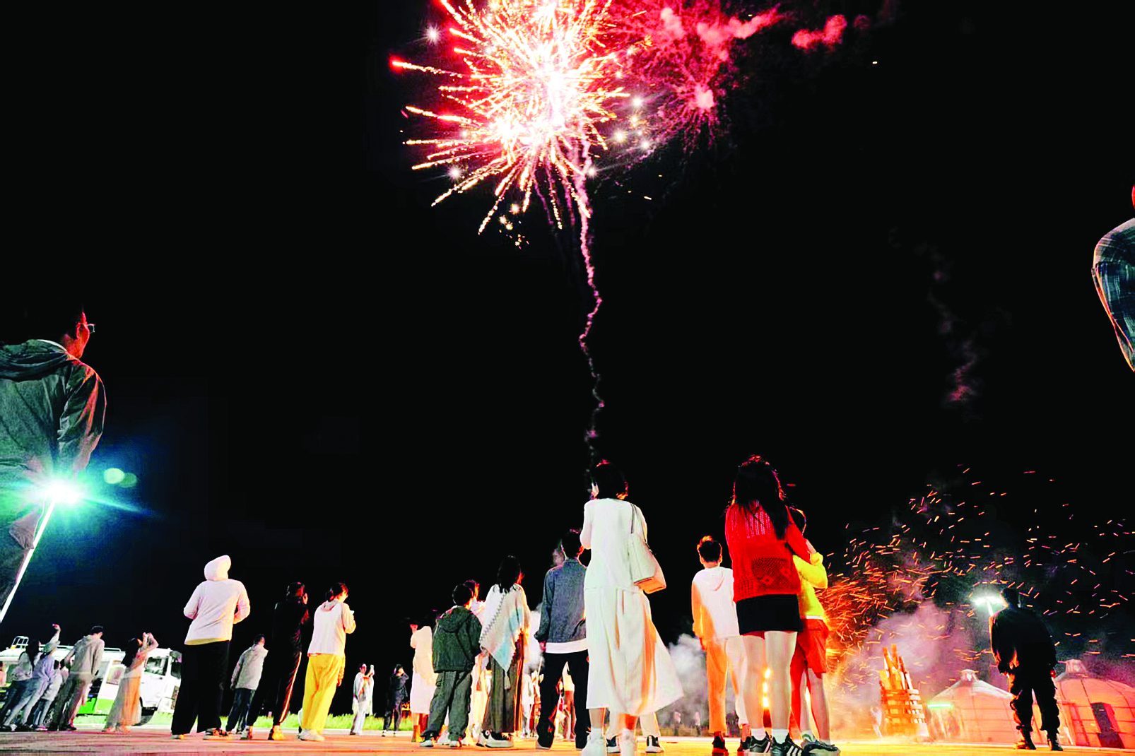     元宵佳节将至，处处洋溢着喜庆祥和的团圆气氛。