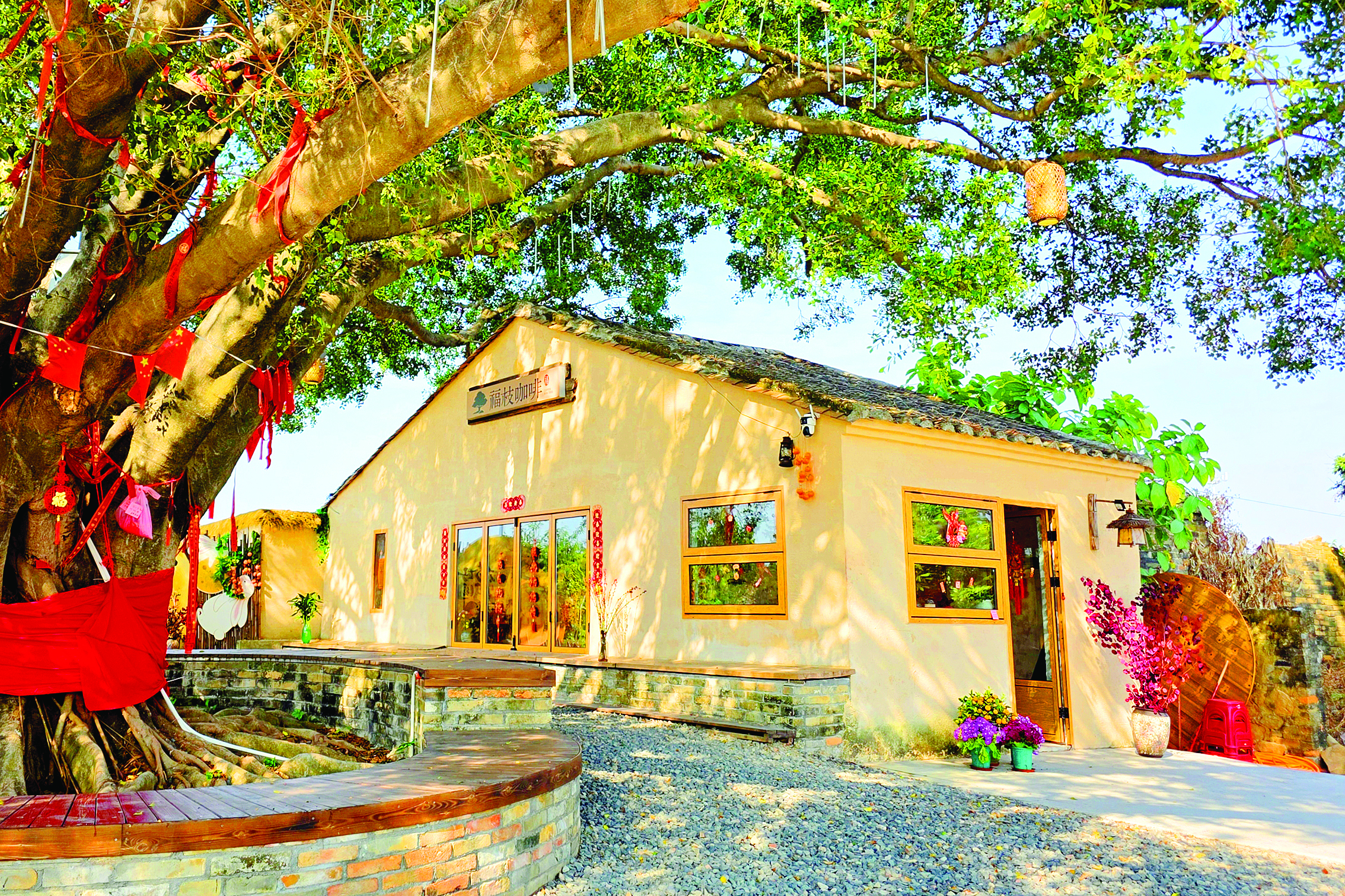     潼湖乡村文旅蓬勃发展。这是位于赤岗古村的福枝咖啡。