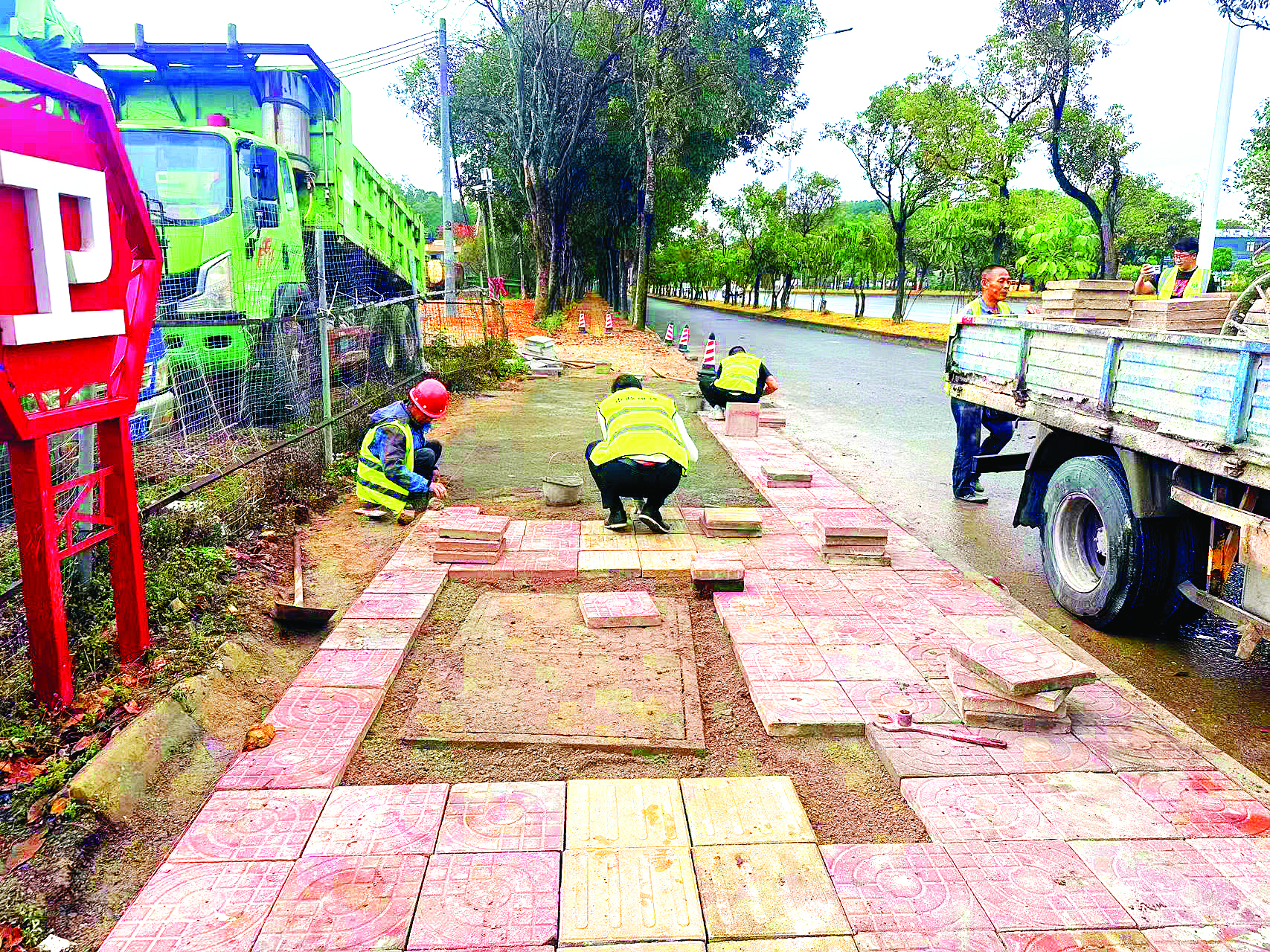     在惠州大道马安段，多名维修人员正在给破损路面铺设新地砖。