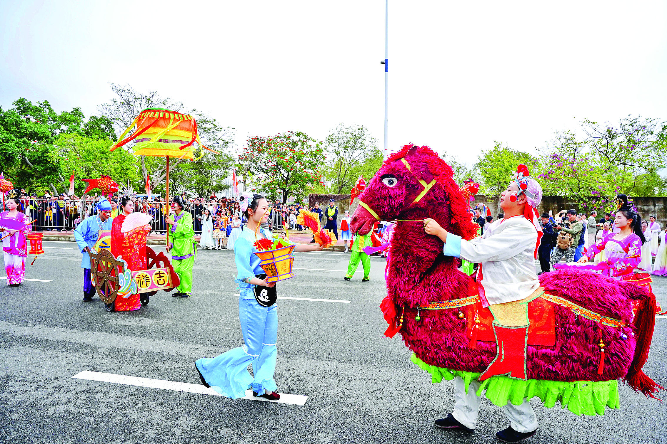 <p>    龙川马灯舞。</p>