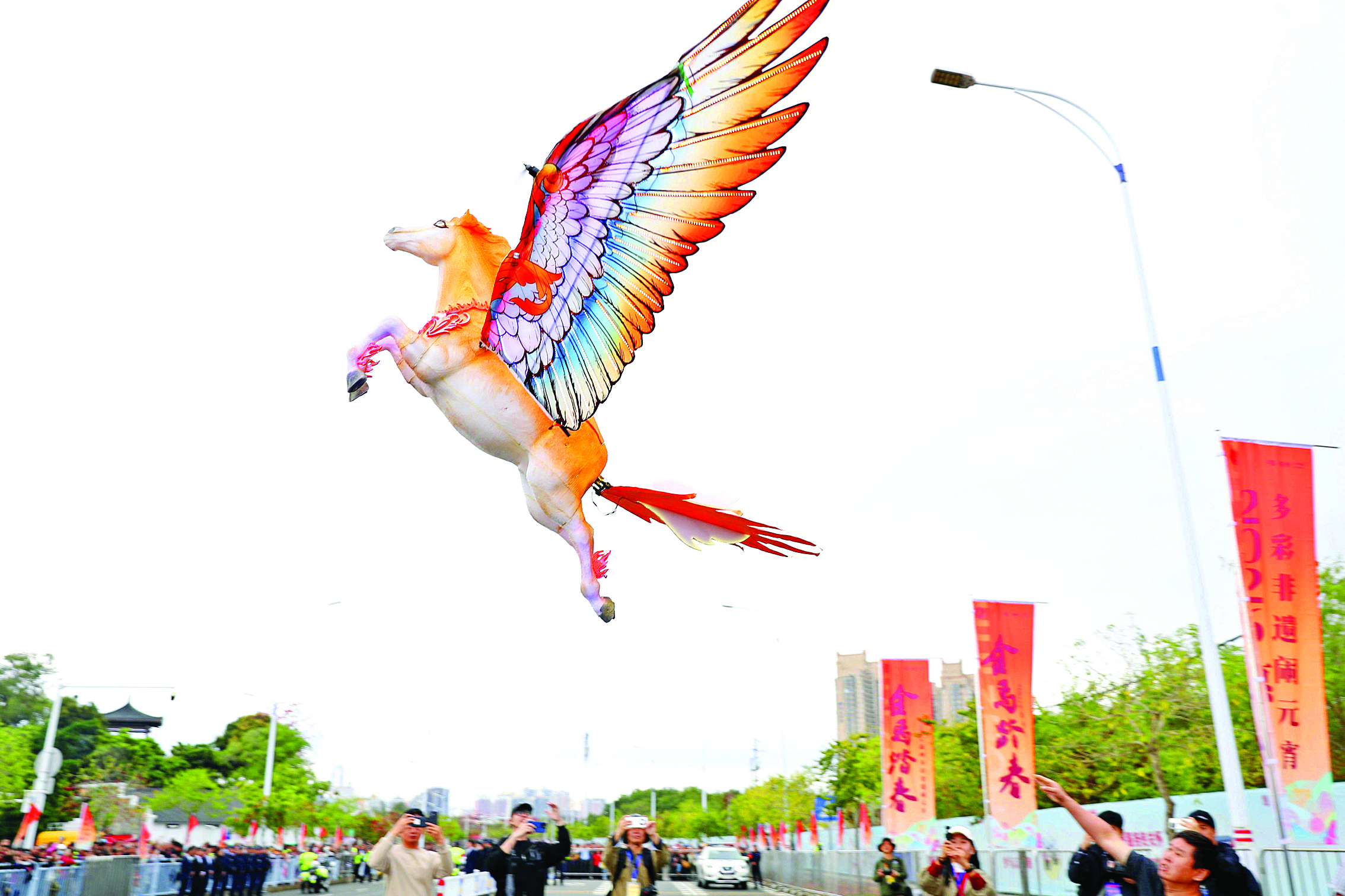 <p>    3月1日上午10时，一匹“飞马”灵动升空，拉开巡游序幕。</p>