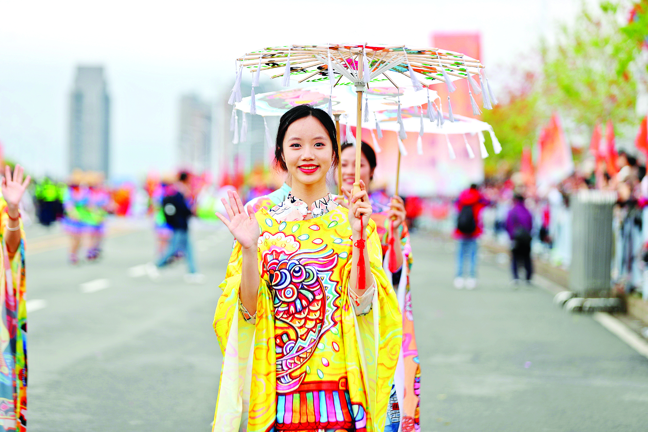 <p>    龙门农民画时装秀。</p>