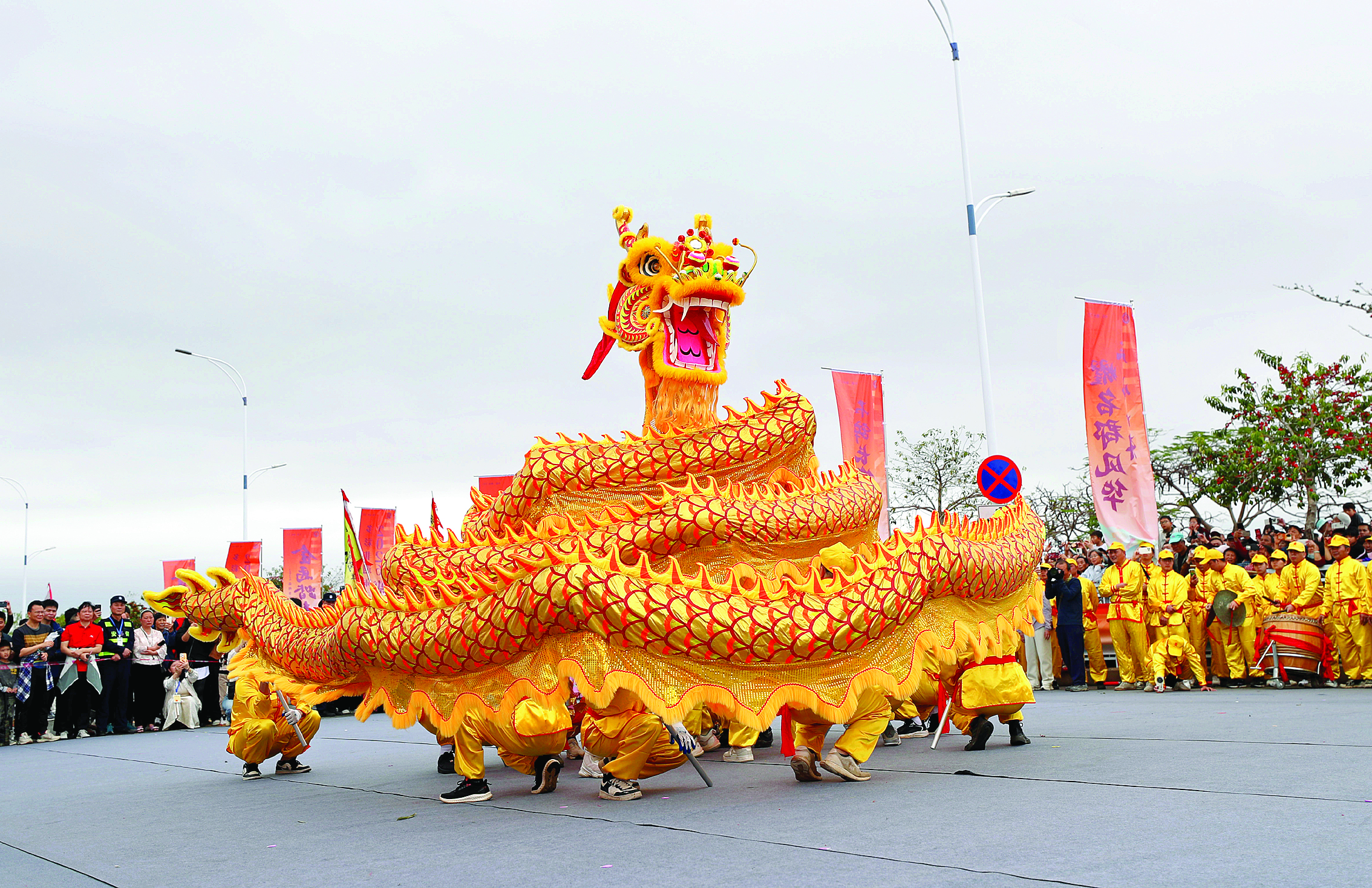 <p>    公庄舞龙。</p>