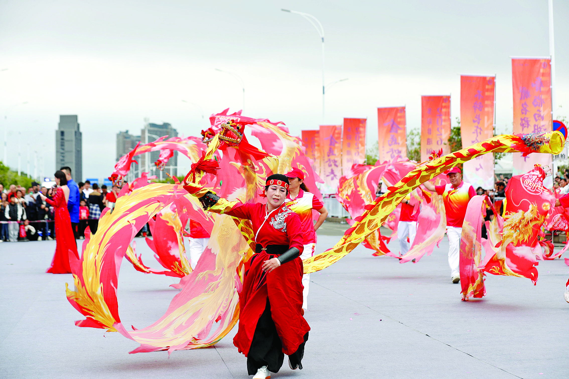 <p>    舞龙表演。</p>