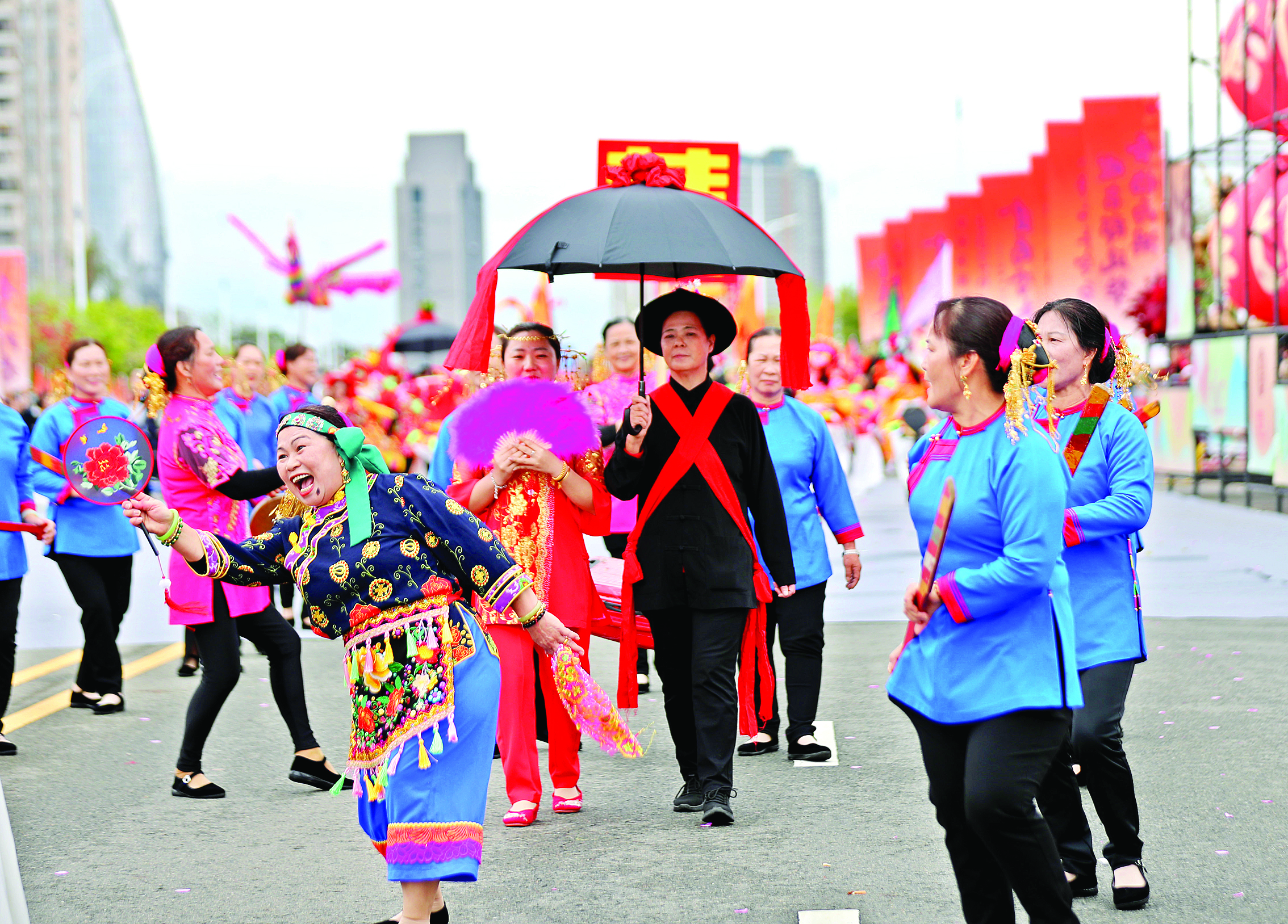 <p>    大亚湾渔家婚嫁表演。</p>