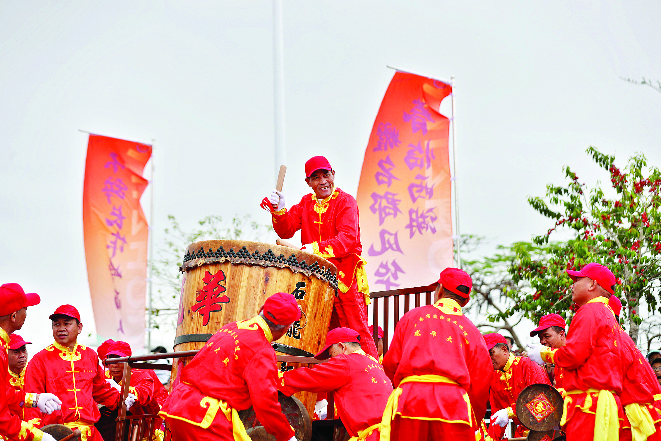 <p>    龙华大鼓。</p>