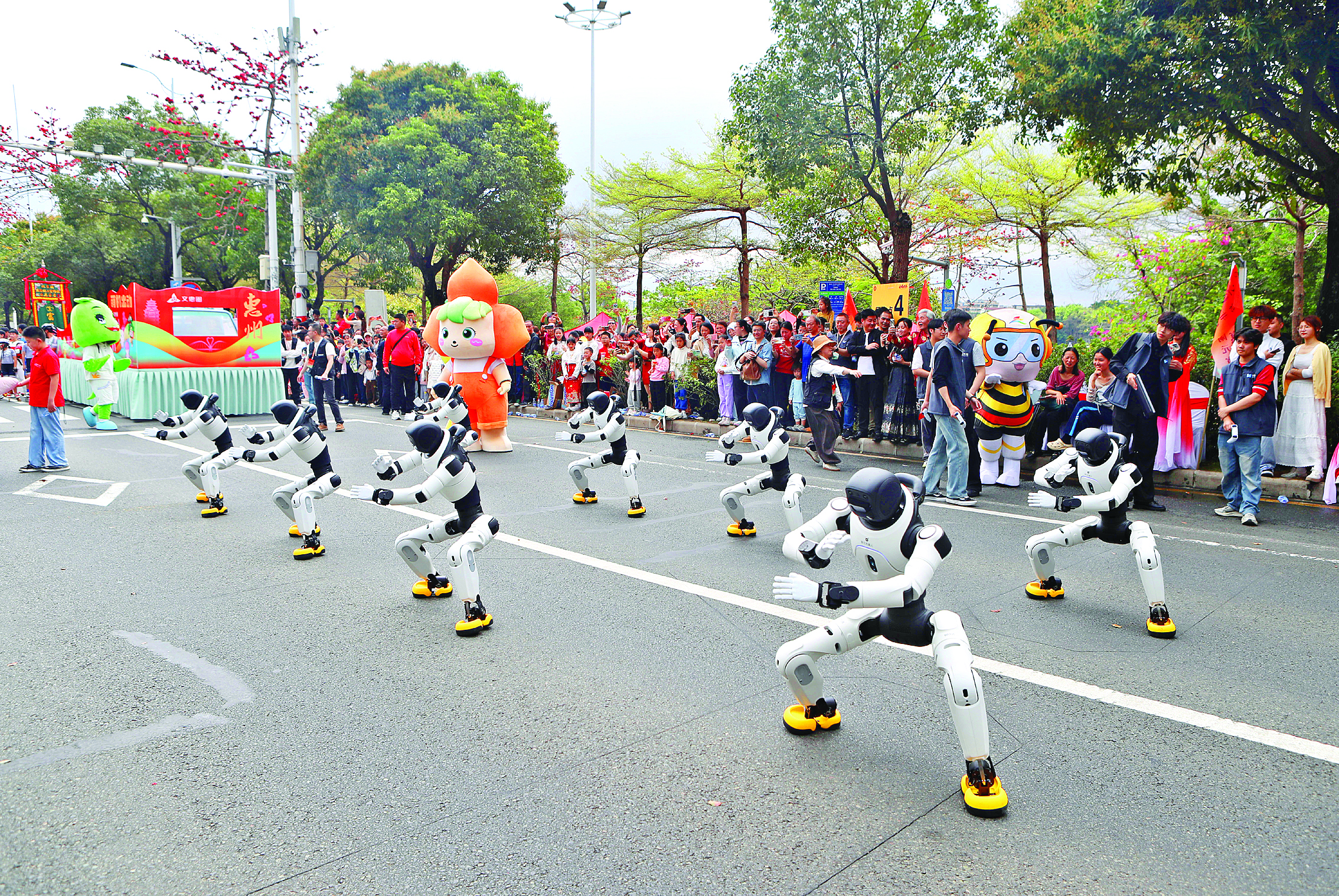 <p>    机器人现场表演。</p>