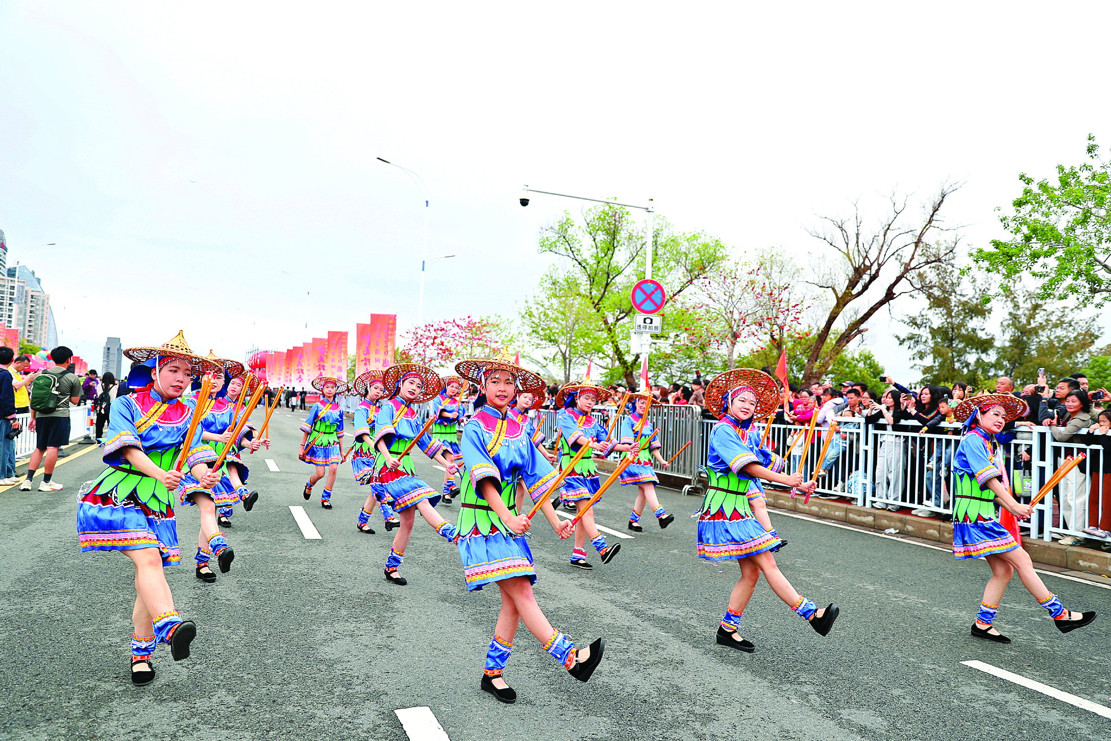 <p>    龙门舞火狗。</p>