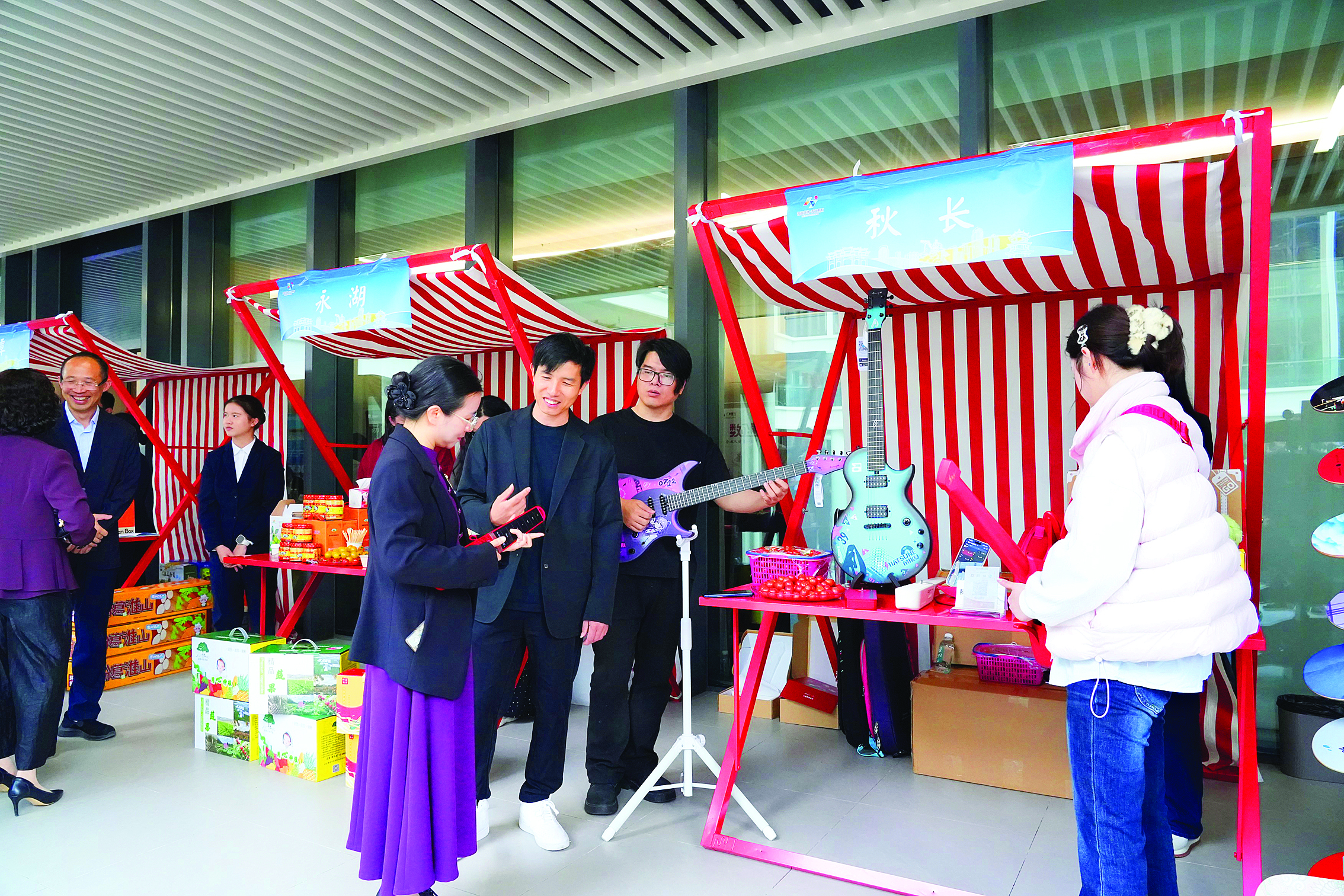     参会人员体验惠州市恩雅乐器有限公司的智能吉他。