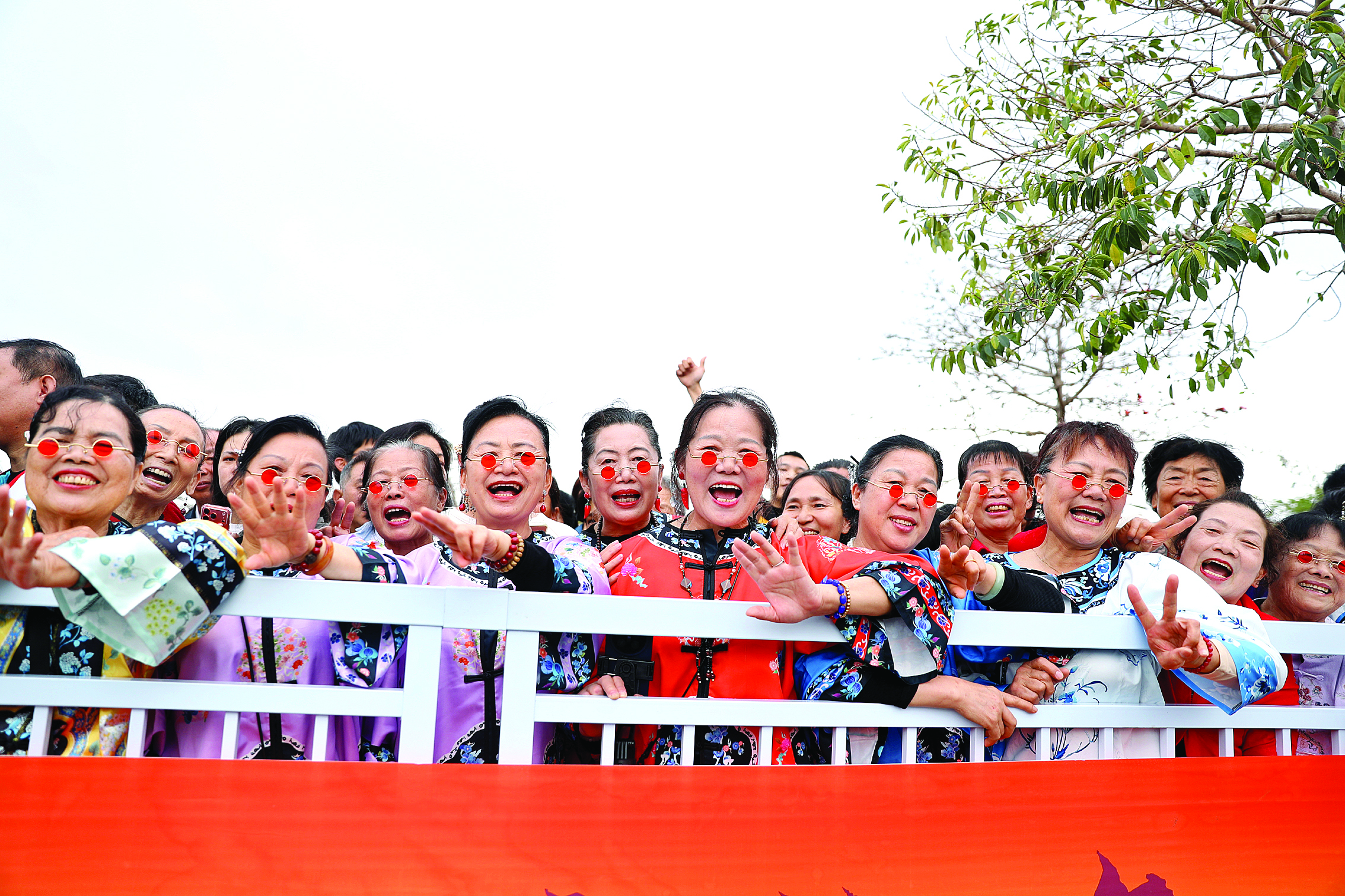 <p>    现场人潮涌动。</p>