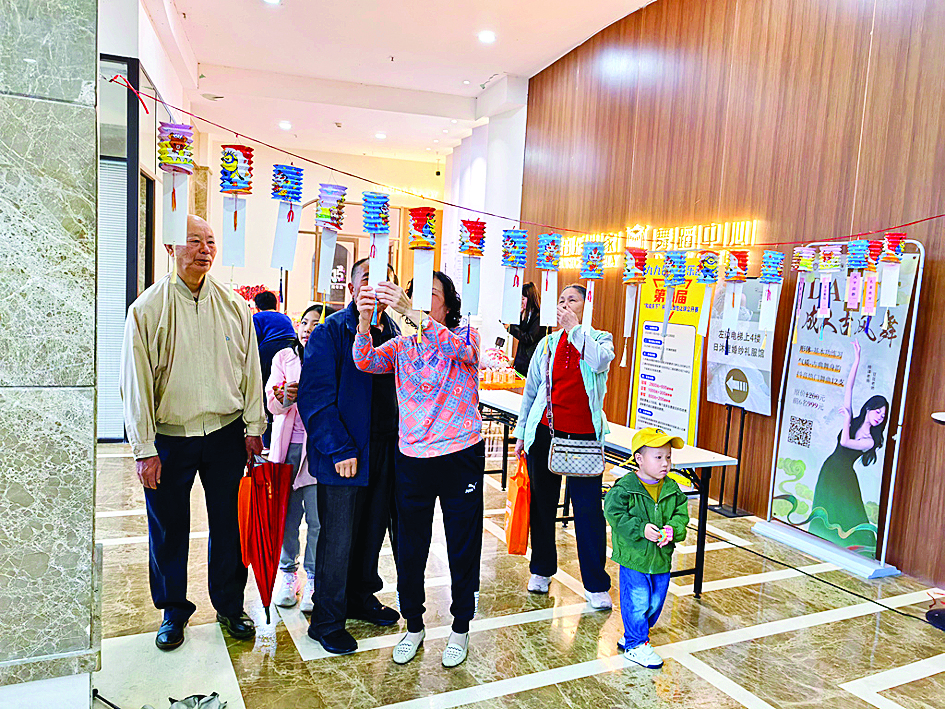     居民在猜灯谜。    惠州日报记者谢菁菁 通讯员朱俊霞 林晓娜 摄