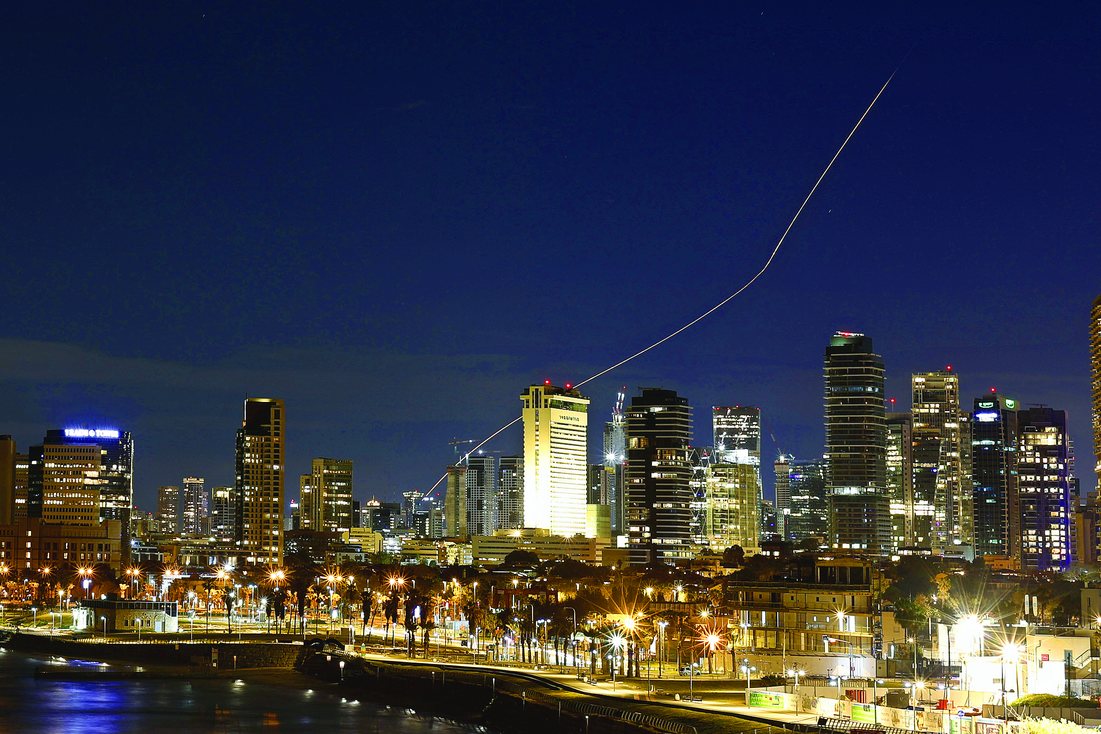     3月1日，在以色列特拉维夫上空，以军防空系统发射拦截弹后留下光轨。新华社发