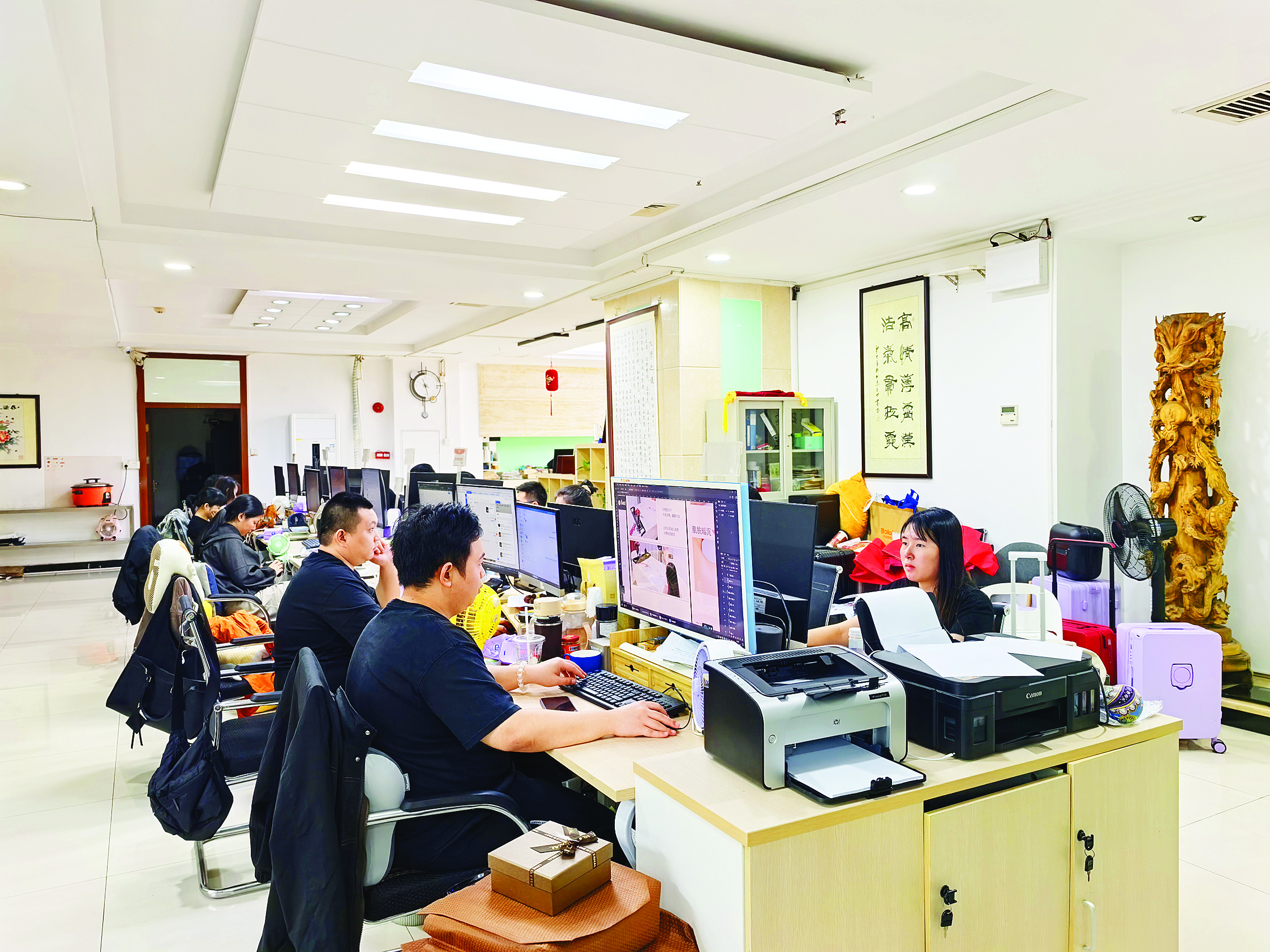 <p>    乔治卡罗尔电商团队。</p>