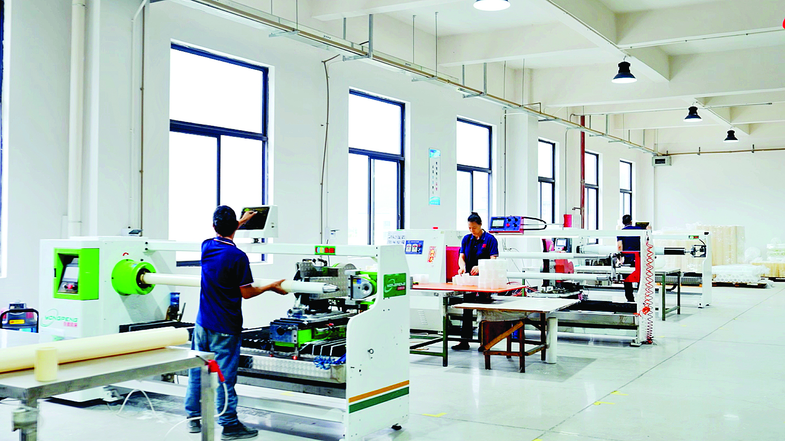     工人们在生产线上分割、包装功能膜产品。惠州日报记者黄宇翔 通讯员龙融心 摄