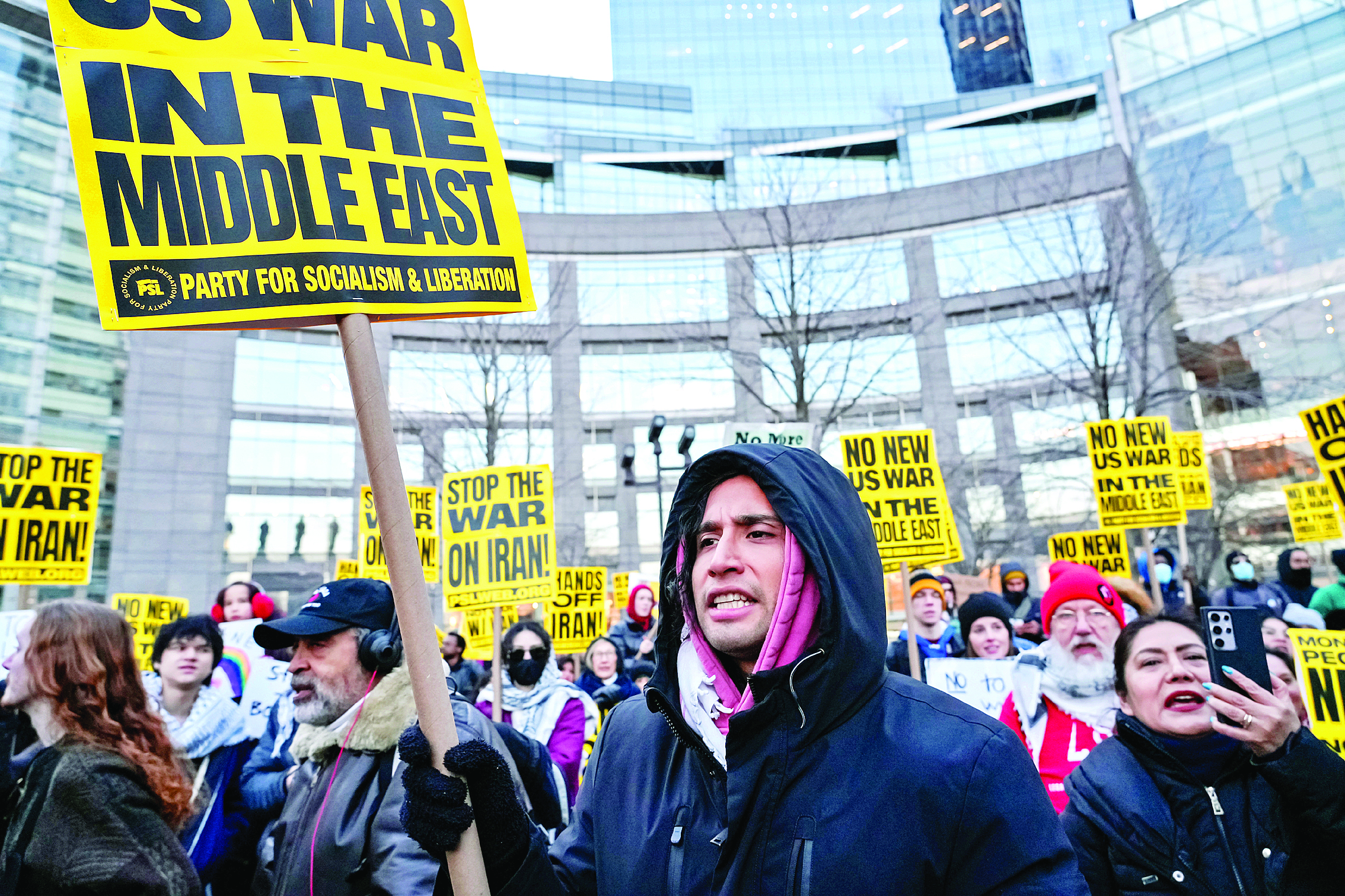     3月2日，人们在美国纽约参加集会，抗议美国对伊朗发动军事打击。新华社发