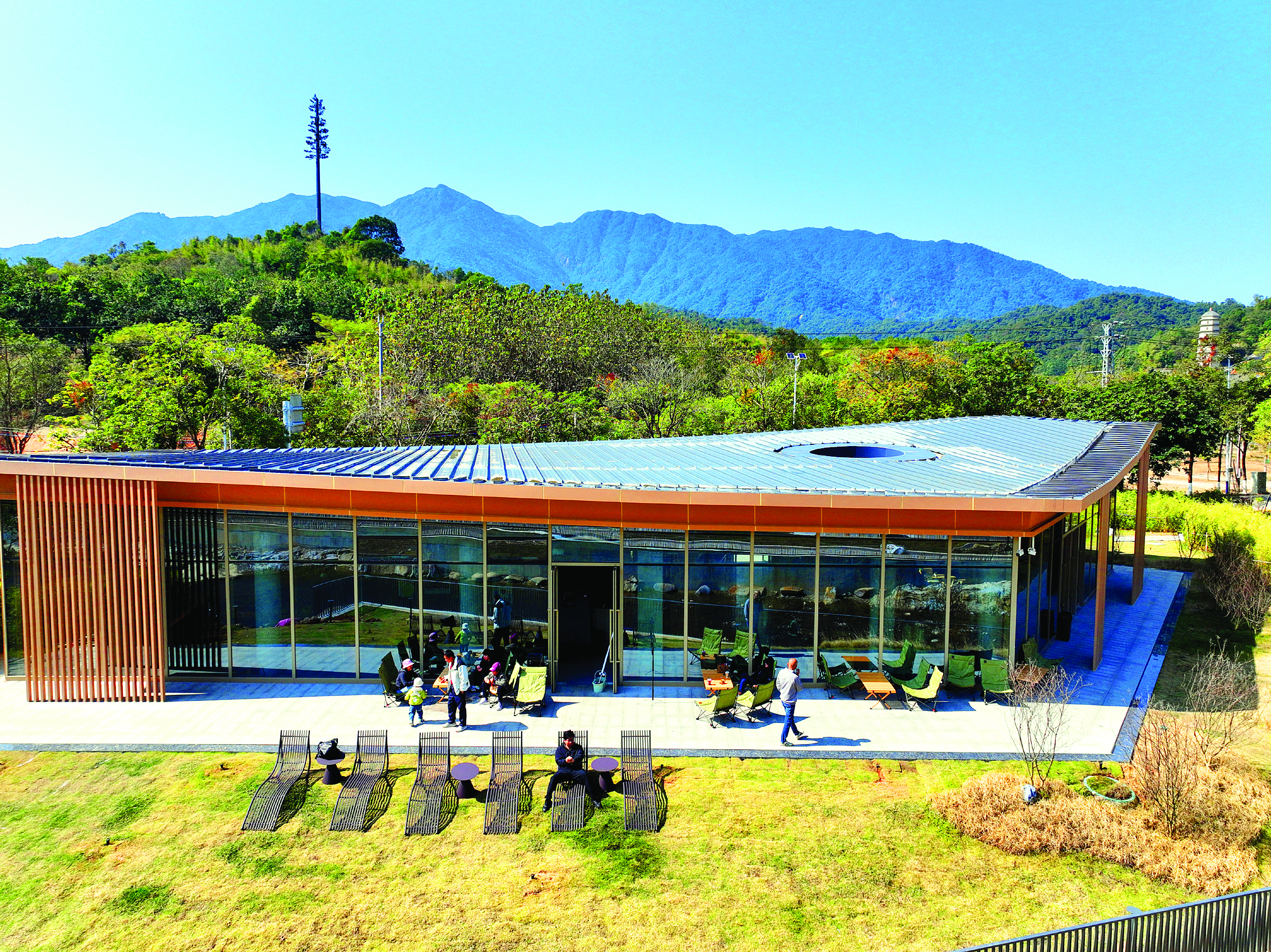     游客在下浪溪畔驿站游玩。惠州日报记者李苗 摄