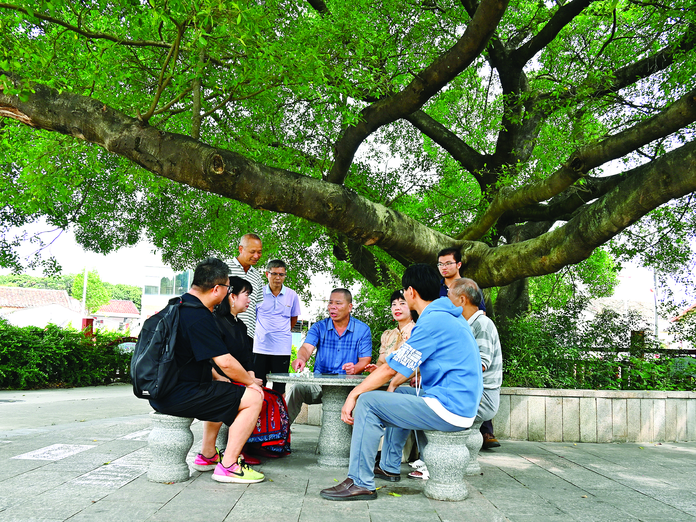     仲恺文艺工作者到基层采风。惠州日报记者钟玮 通讯员周怡 摄