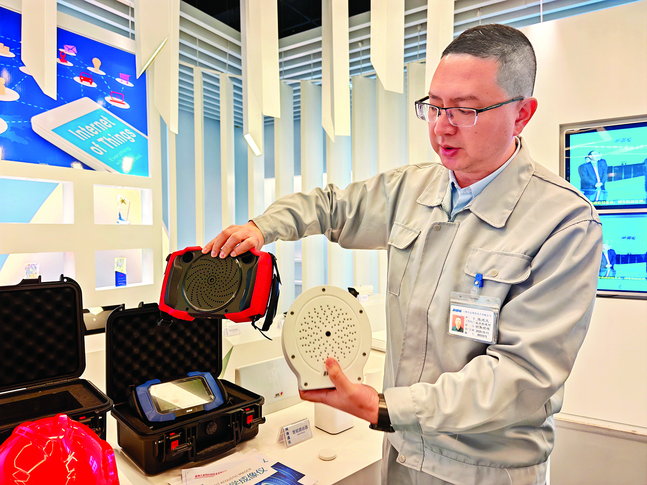     上海光弘智创电子有限公司副总经理陈廷文在介绍智能声学成像检测仪。
