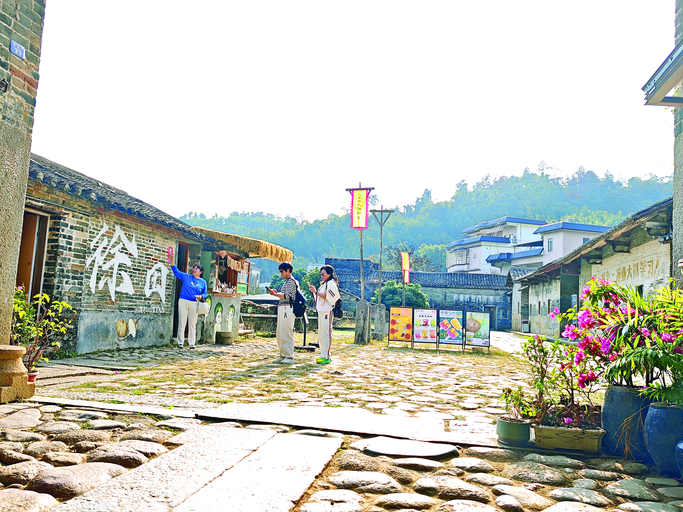     游客在徐田村游玩打卡。惠州日报记者香金群 欧阳成 摄