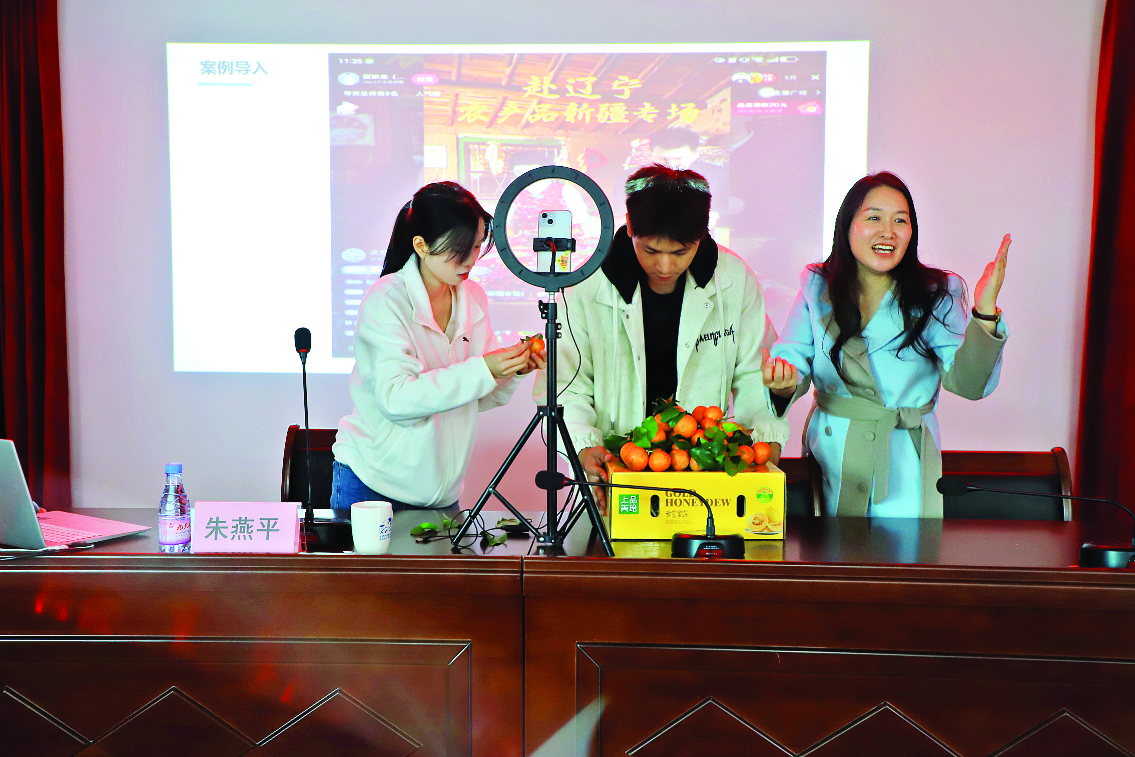     县乡村振兴人才驿站联合湖镇镇人才驿站开展网络直播培训。