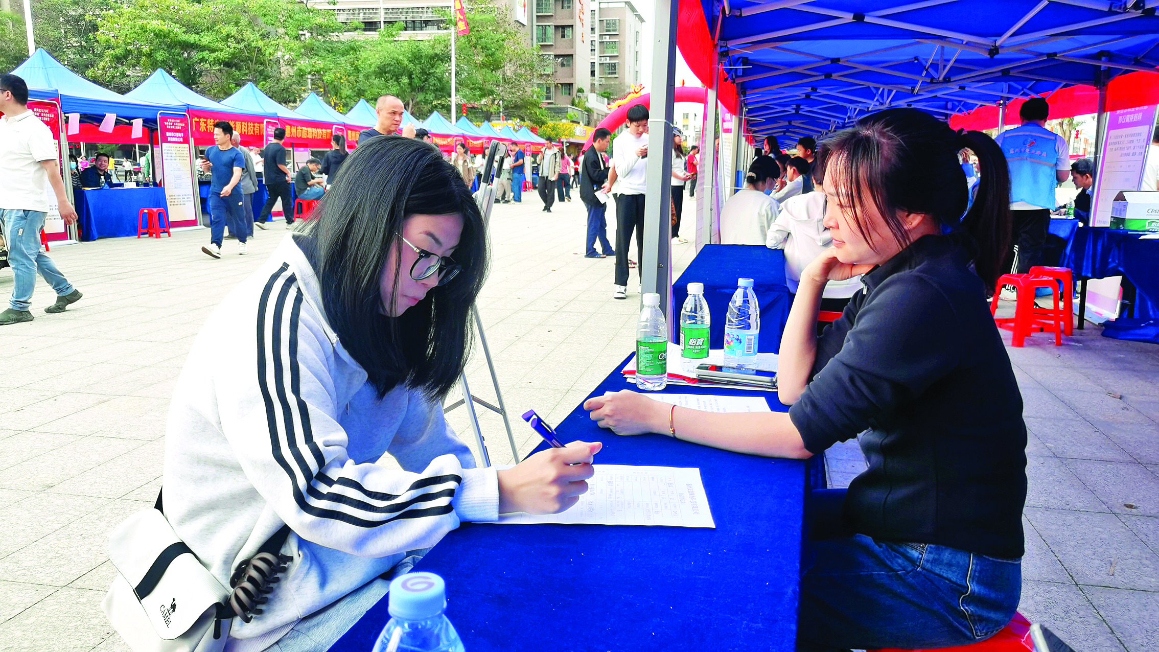     求职者与用人单位交流。