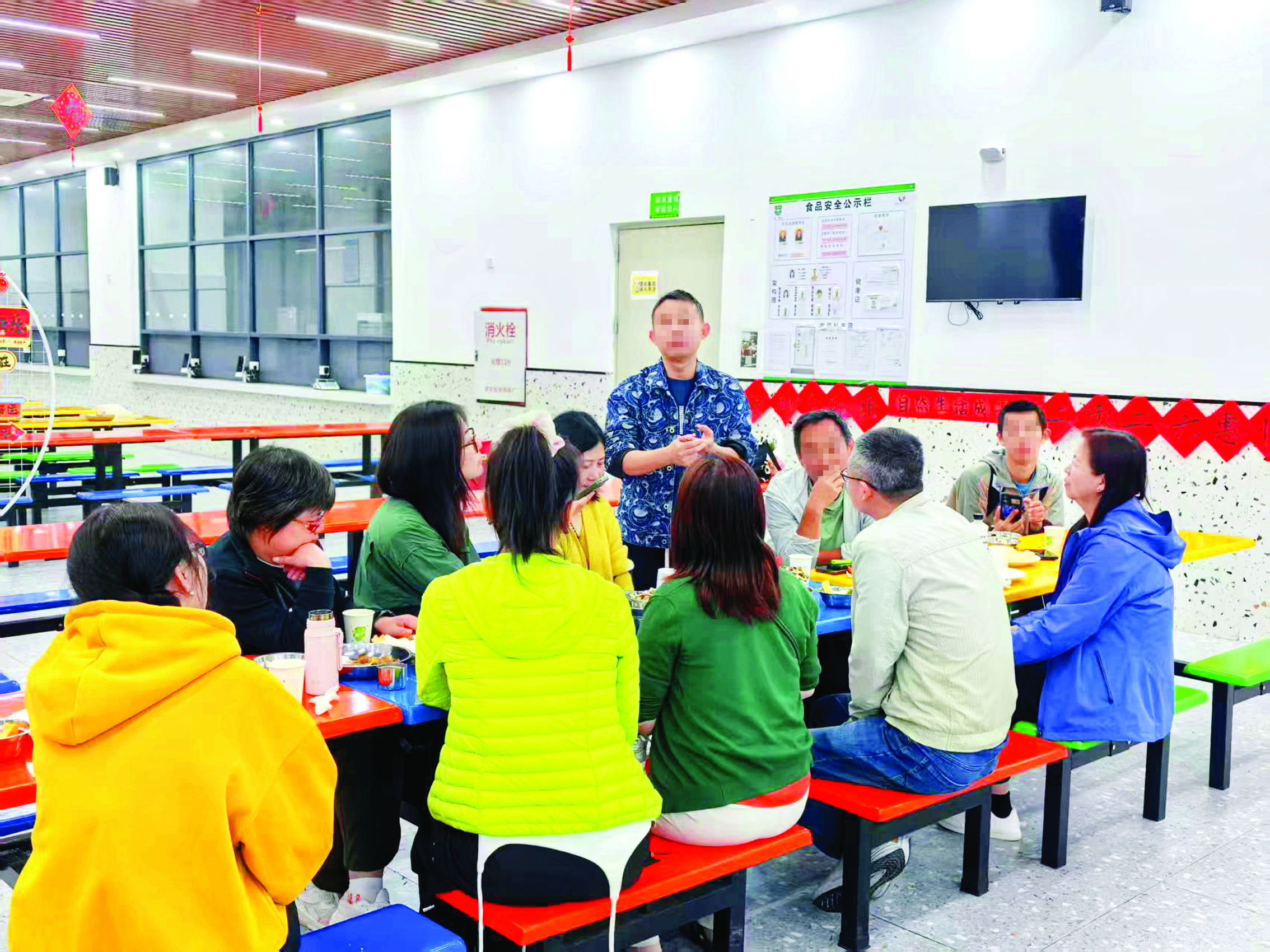     游学家庭开展集体分享活动。