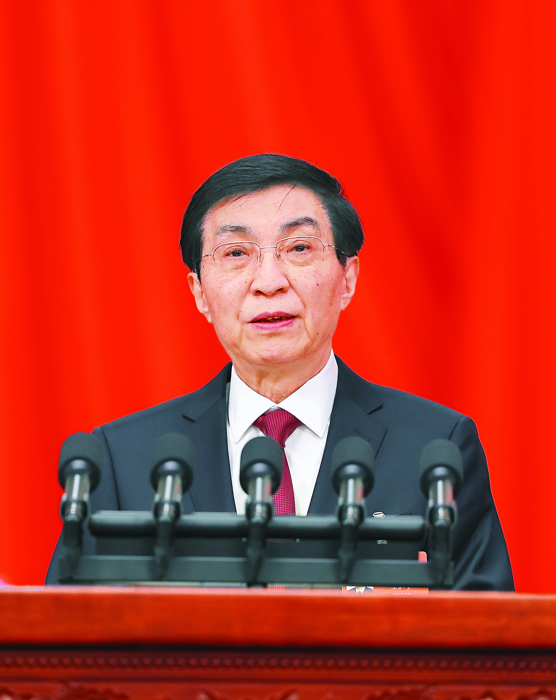     3月4日下午，全国政协主席王沪宁代表政协第十四届全国委员会常务委员会，向大会报告工作。新华社发