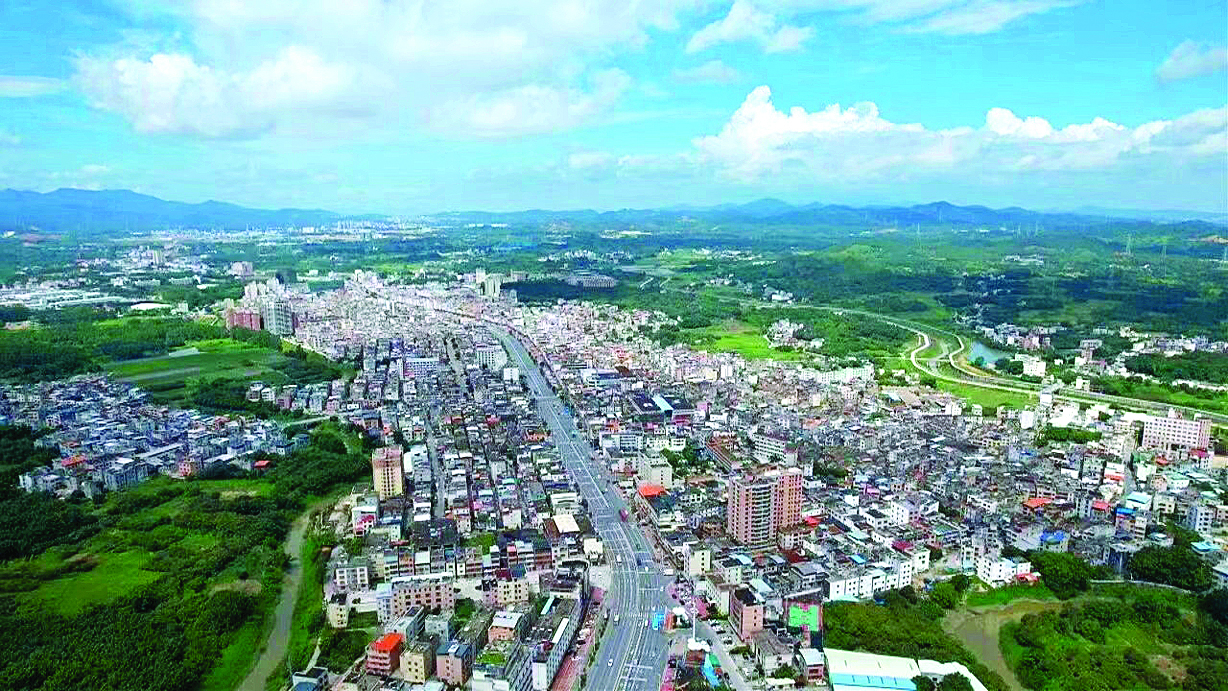     百花镇奋力打造“产城人”融合的“小城市”样板。