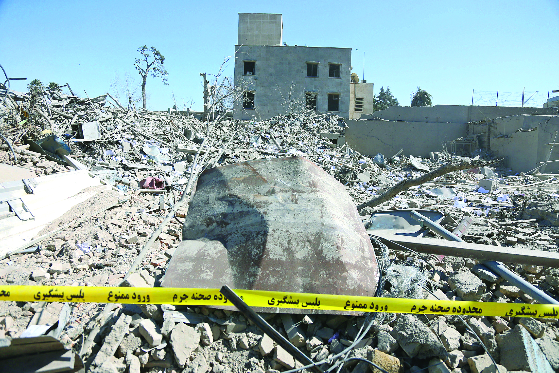     这是3月3日在伊朗德黑兰拍摄的一处在袭击中受损的建筑。新华社发