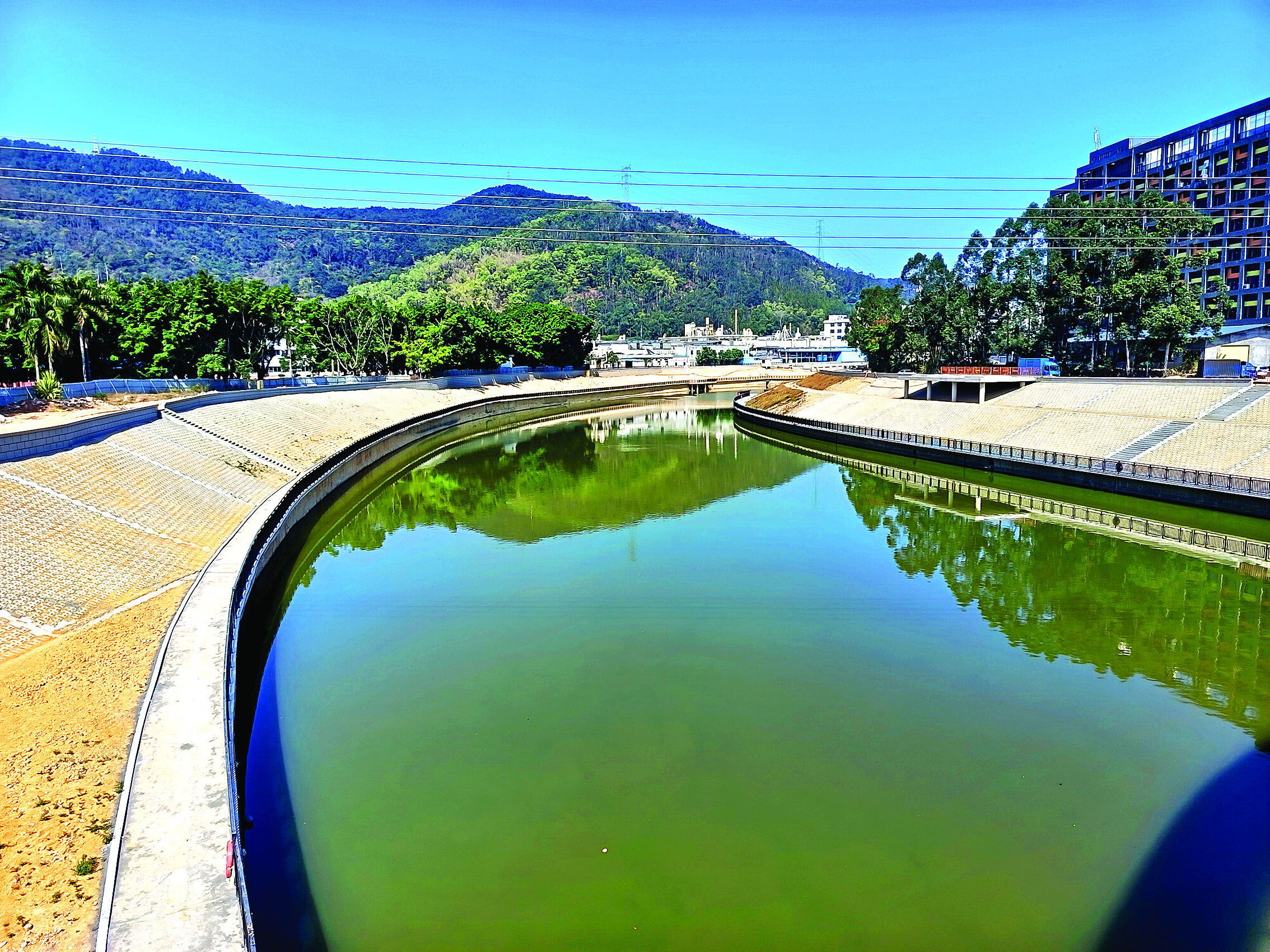     淡水河联想工业园段曾经是典型的卡口段，整治后行洪过水断面平均增加22%，减轻了防洪压力。