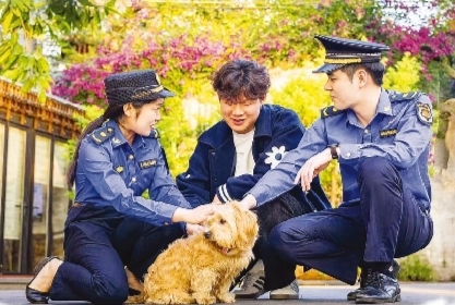     惠州市城管执法局工作人员宣传文明养犬。