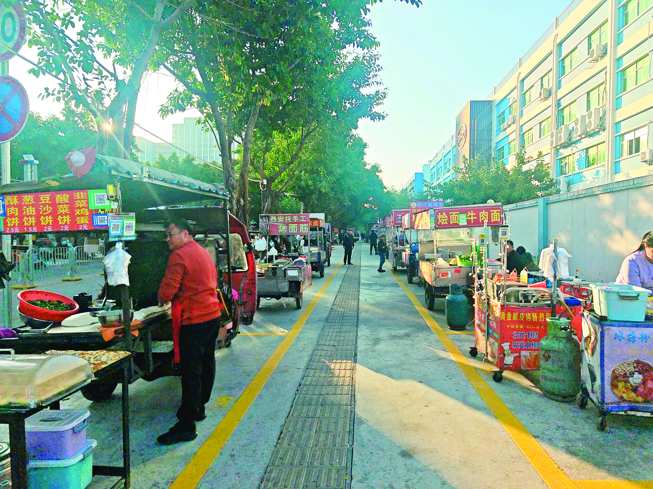     在比亚迪二期厂区外的流动摊贩临时疏导点，摊贩经营井然有序。