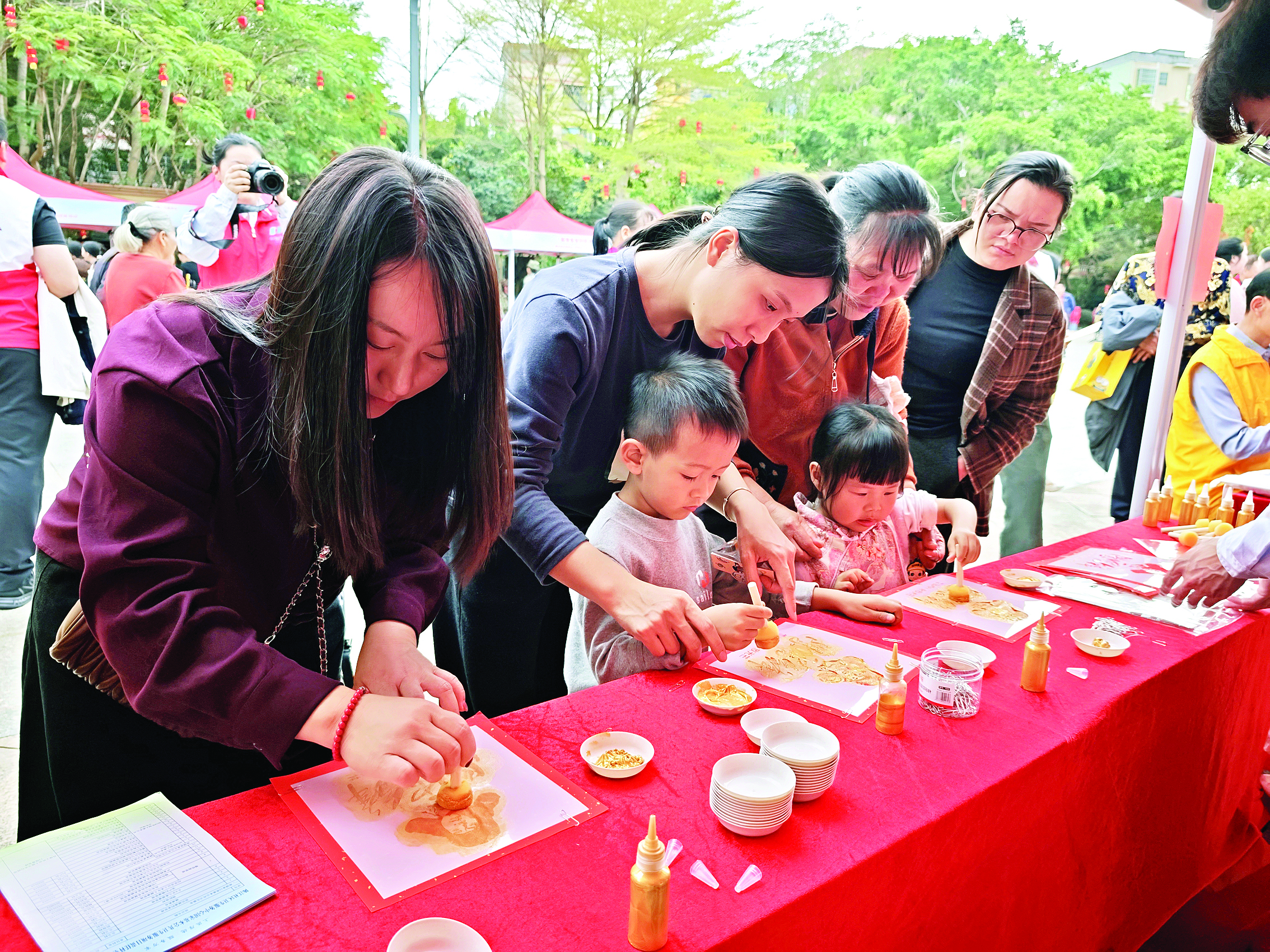     市民体验雷锋肖像拓印。