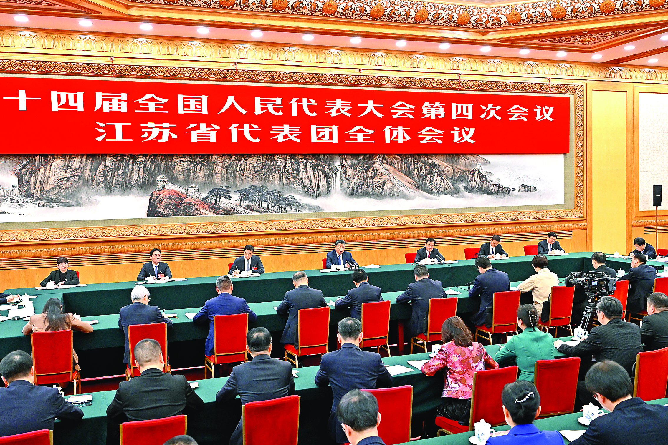     3月5日下午，中共中央总书记、国家主席、中央军委主席习近平参加他所在的十四届全国人大四次会议江苏代表团审议。新华社发