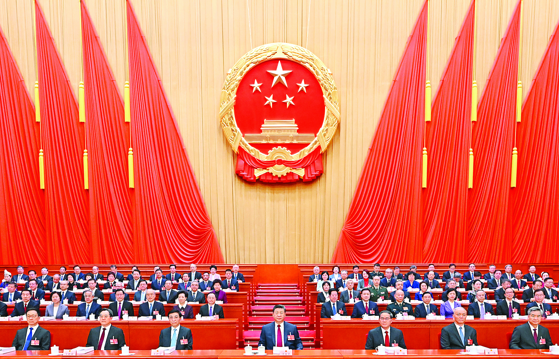     3月5日，第十四届全国人民代表大会第四次会议在北京人民大会堂开幕。党和国家领导人习近平、李强、王沪宁、蔡奇、丁薛祥、李希、韩正等出席大会。新华社发