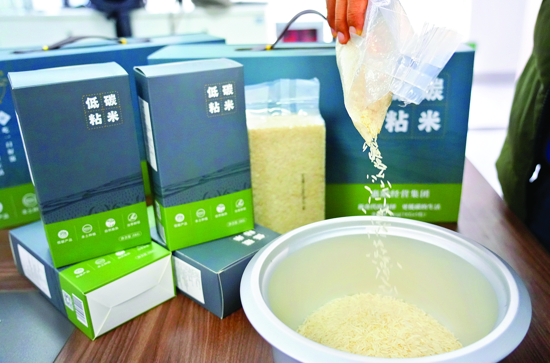     “碳中和”大米上市后收获良好的市场反馈，真正实现了“绿色溢价”。惠州日报记者许文昌 摄