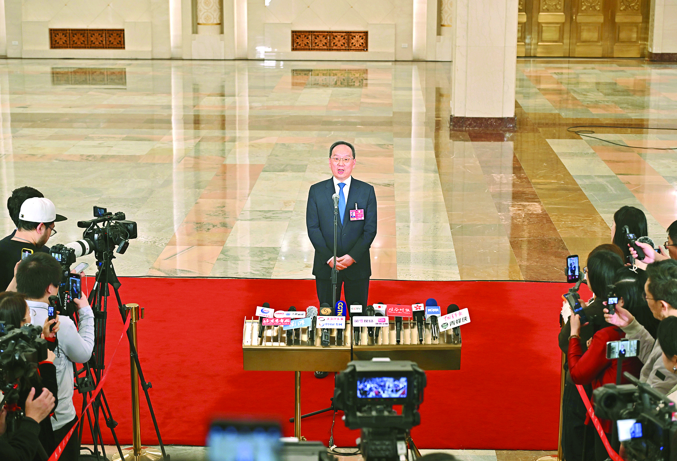     工业和信息化部部长李乐成接受媒体采访。新华社发