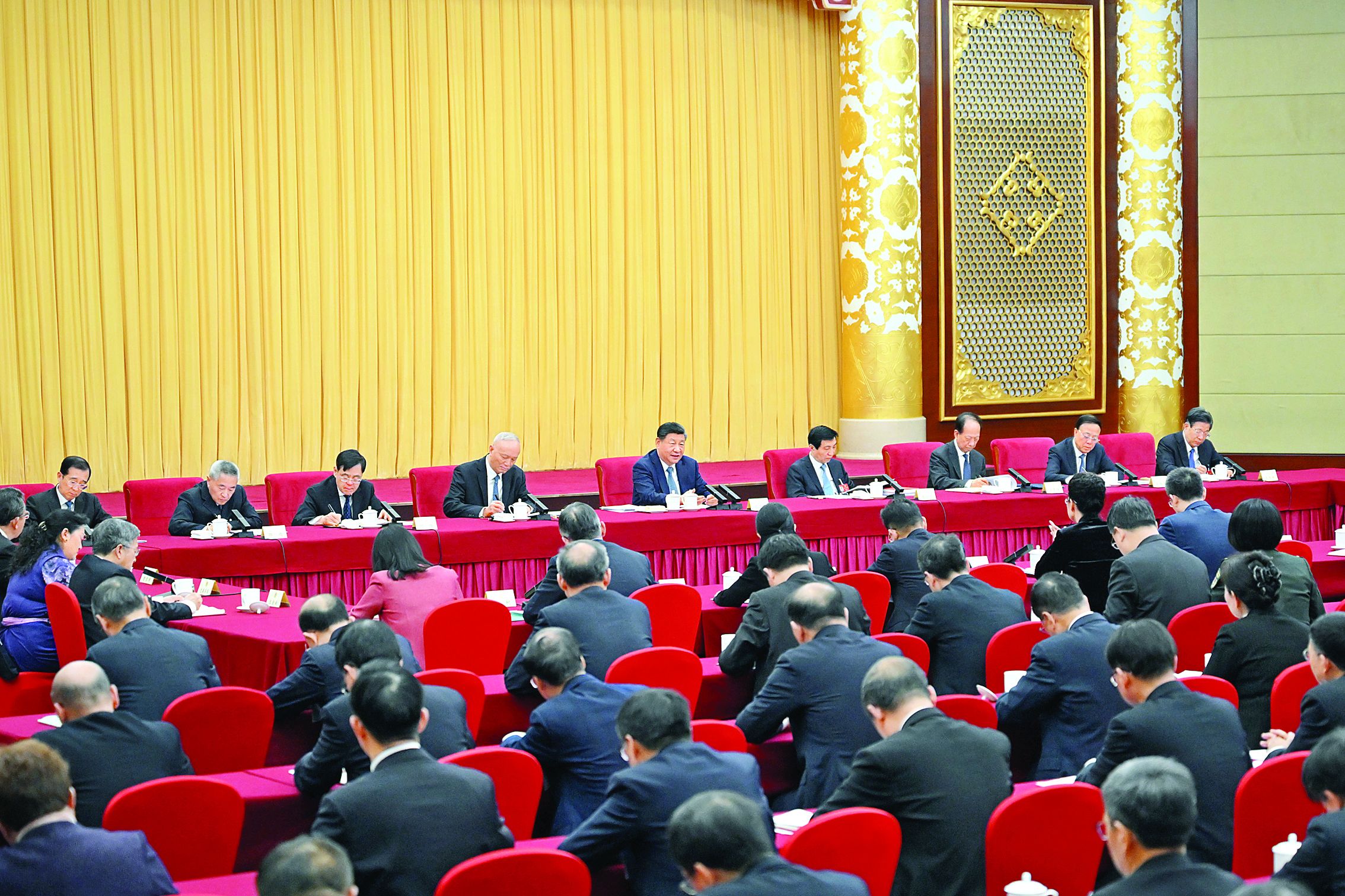     3月6日下午，中共中央总书记、国家主席、中央军委主席习近平看望参加全国政协十四届四次会议的农工党、九三学社、医药卫生界、社会福利和社会保障界委员，并参加联组会，听取意见和建议。中共中央政治局常委、全国政协主席王沪宁，中共中央政治局常委、中央办公厅主任蔡奇参加看望和讨论。新华社发