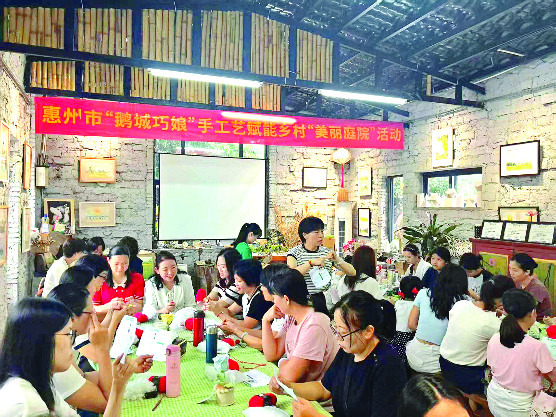     惠州市“鹅城巧娘”手工艺赋能乡村“美丽庭院”活动现场。