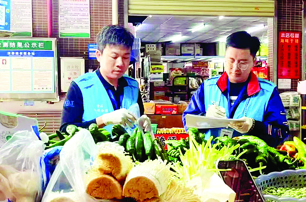     工作人员检测蔬菜农残。