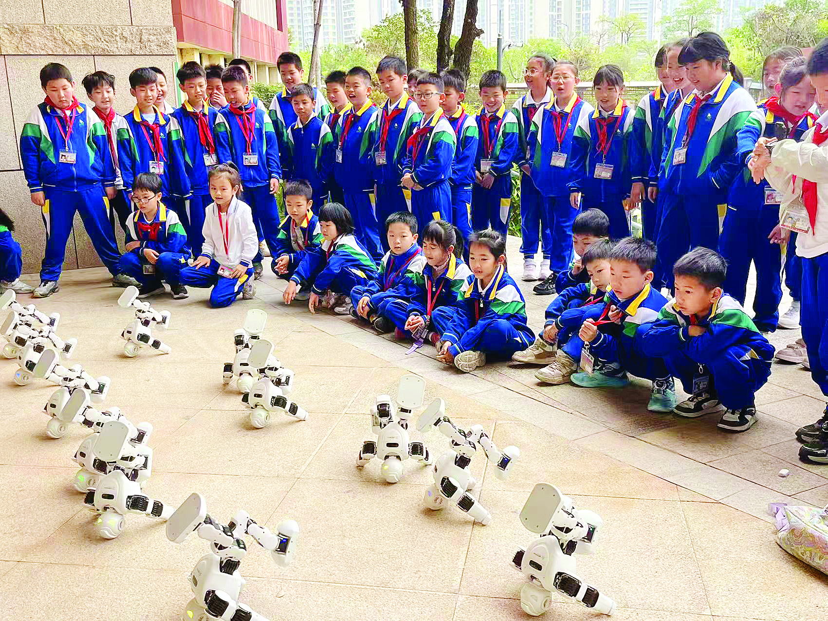     机器人迎接学生返校。