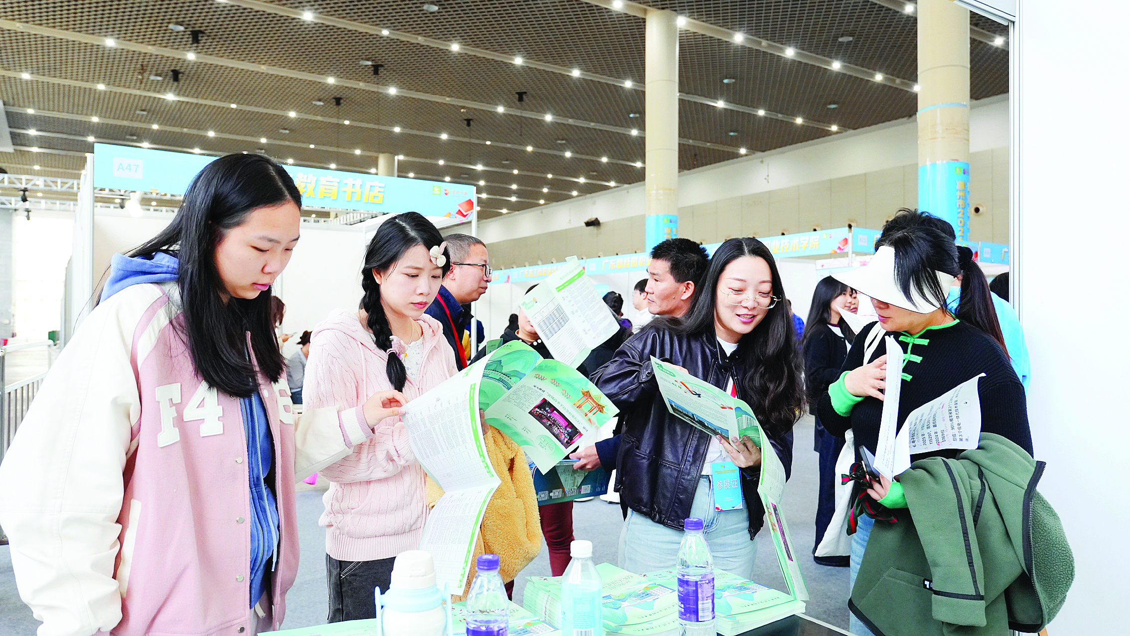     考生在活动现场咨询志愿填报事宜。惠州日报记者姜劲宇 摄