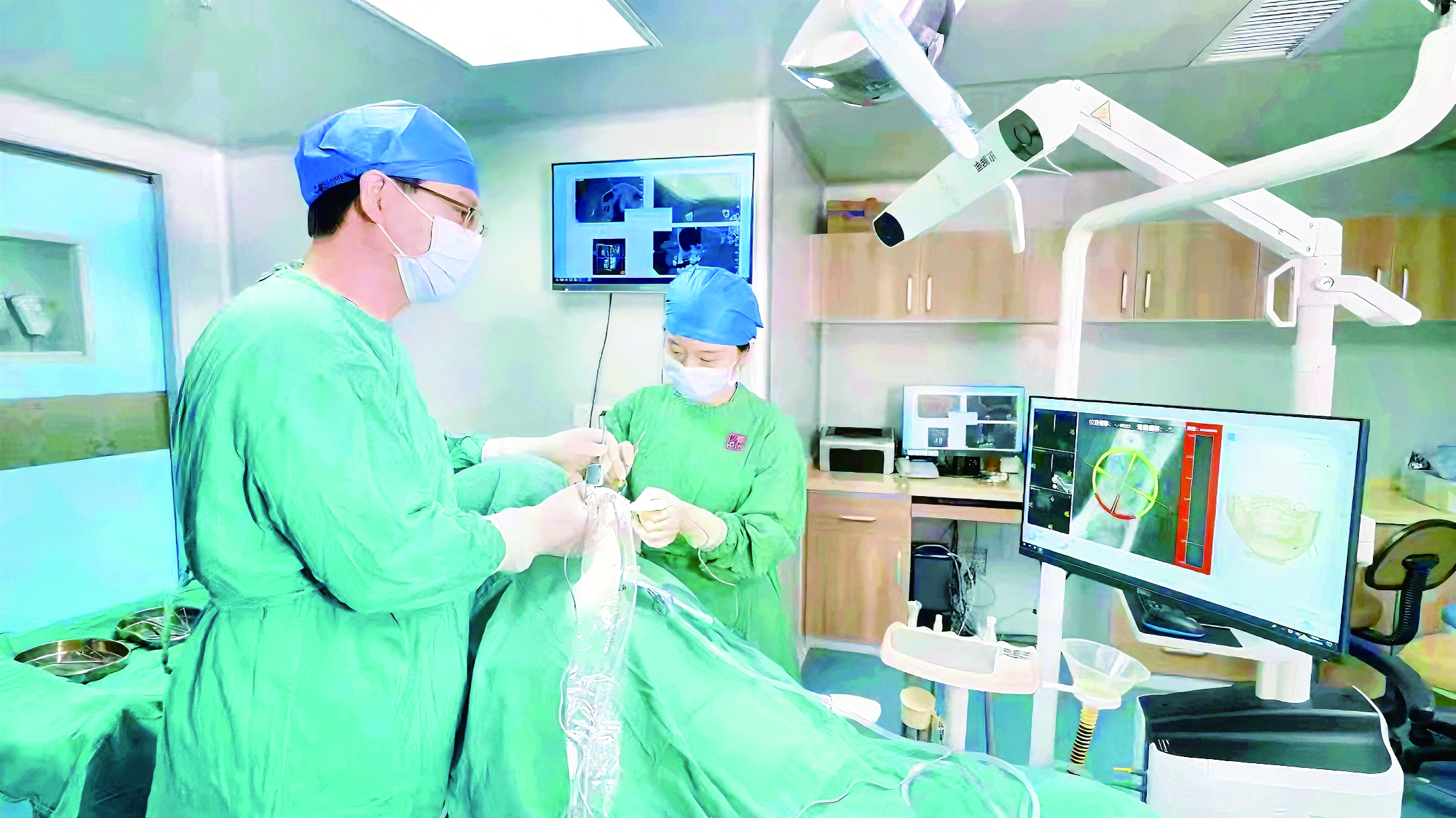     医生使用种植导航仪辅助种牙手术。 惠州口腔医院供图
