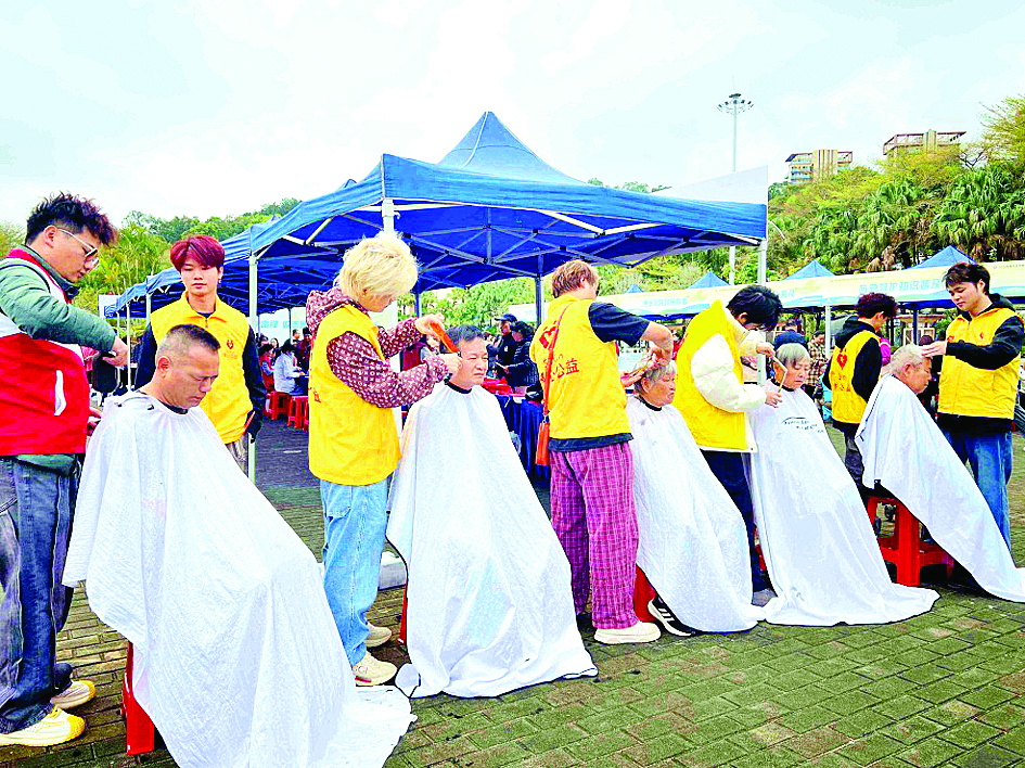     义剪志愿者为市民剪发。惠州日报记者卢泓宇 摄